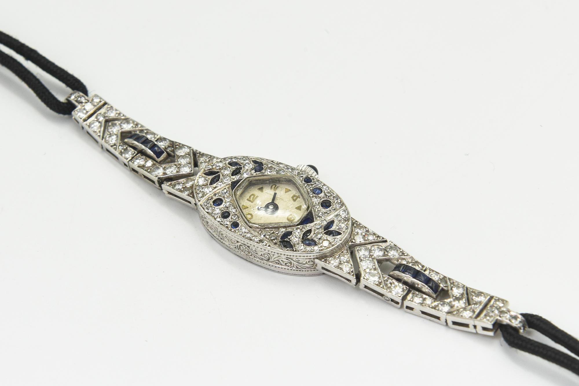 Taille ronde Art Deco Floral Sapphire Diamond Ladies Dress Watch en vente