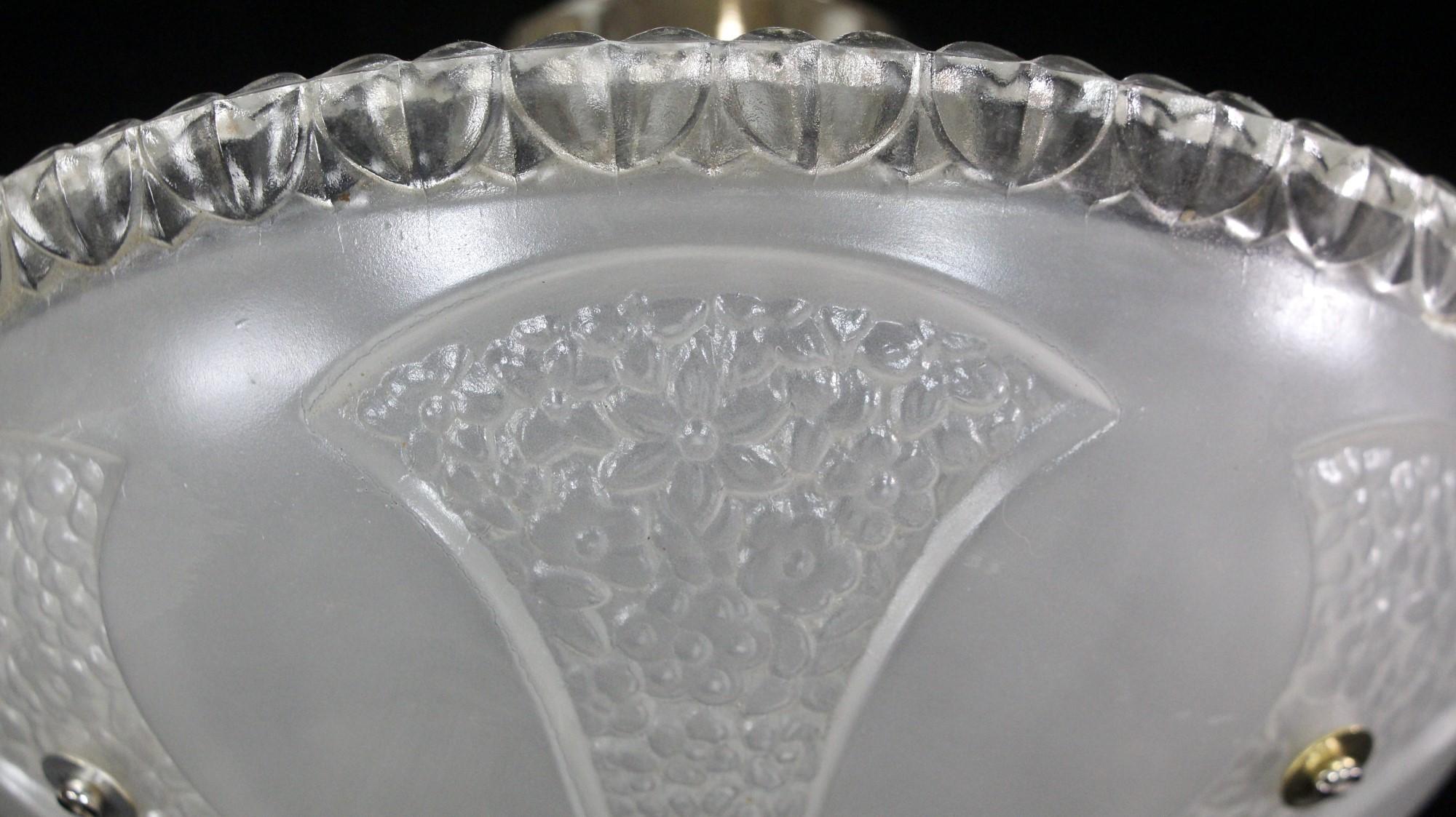 Américain Lampe Art Déco en verre dépoli blanc à motifs floraux avec monture semi-luminée en nickel nouvellement câblé en vente
