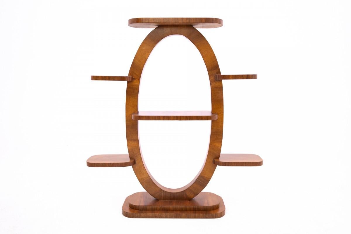 Jardinera Art Decó de los años 50, Polonia.

De madera de nogal

Muy buen estado

Sin daños

Dimensiones: altura 96 cm / anchura 90 cm / profundidad 24 cm