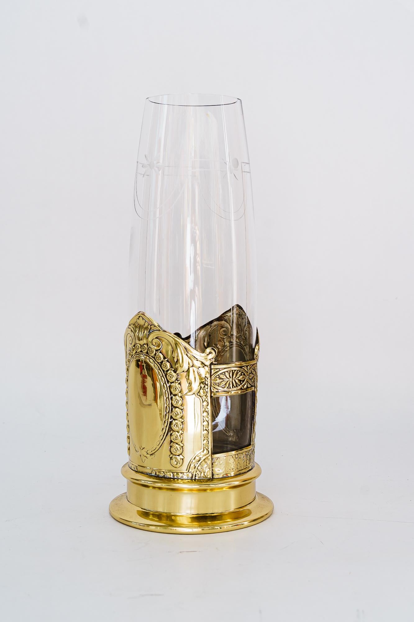 Vaso da fiori Art Deco con vetro originale intorno agli anni '20
Ottone lucidato e smaltato a fuoco
Vetro originale 