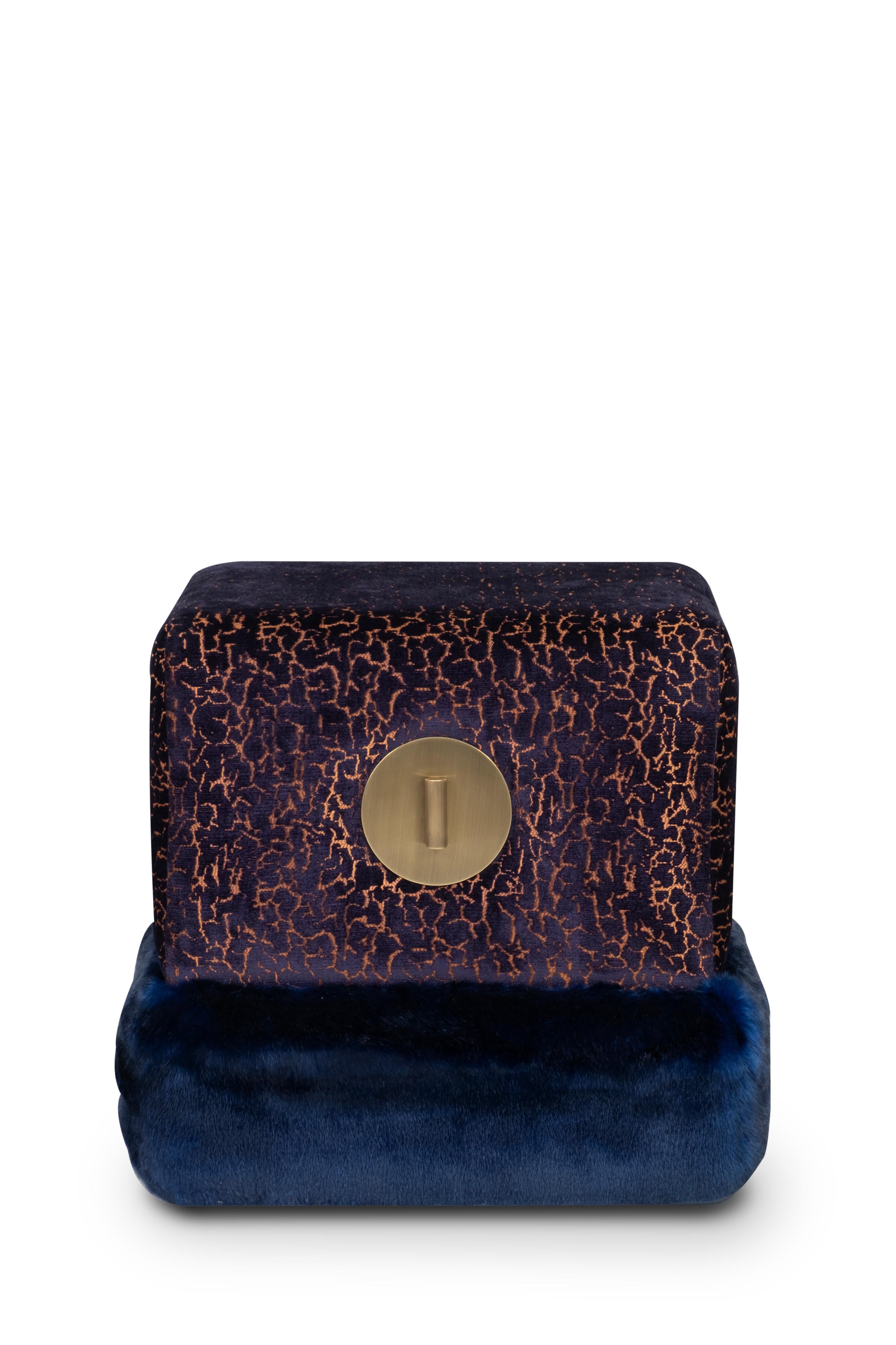 Flox Pouf, Modern Collection'S, handgefertigt in Portugal - Europa von GF Modern.

Ein bequemer Pouf-Hocker mit luxuriösem Touch. Flox ist mit blauem Kunstfell und blauem Samtjacquard gepolstert und hebt sich in jeder Raumausstattung hervor.