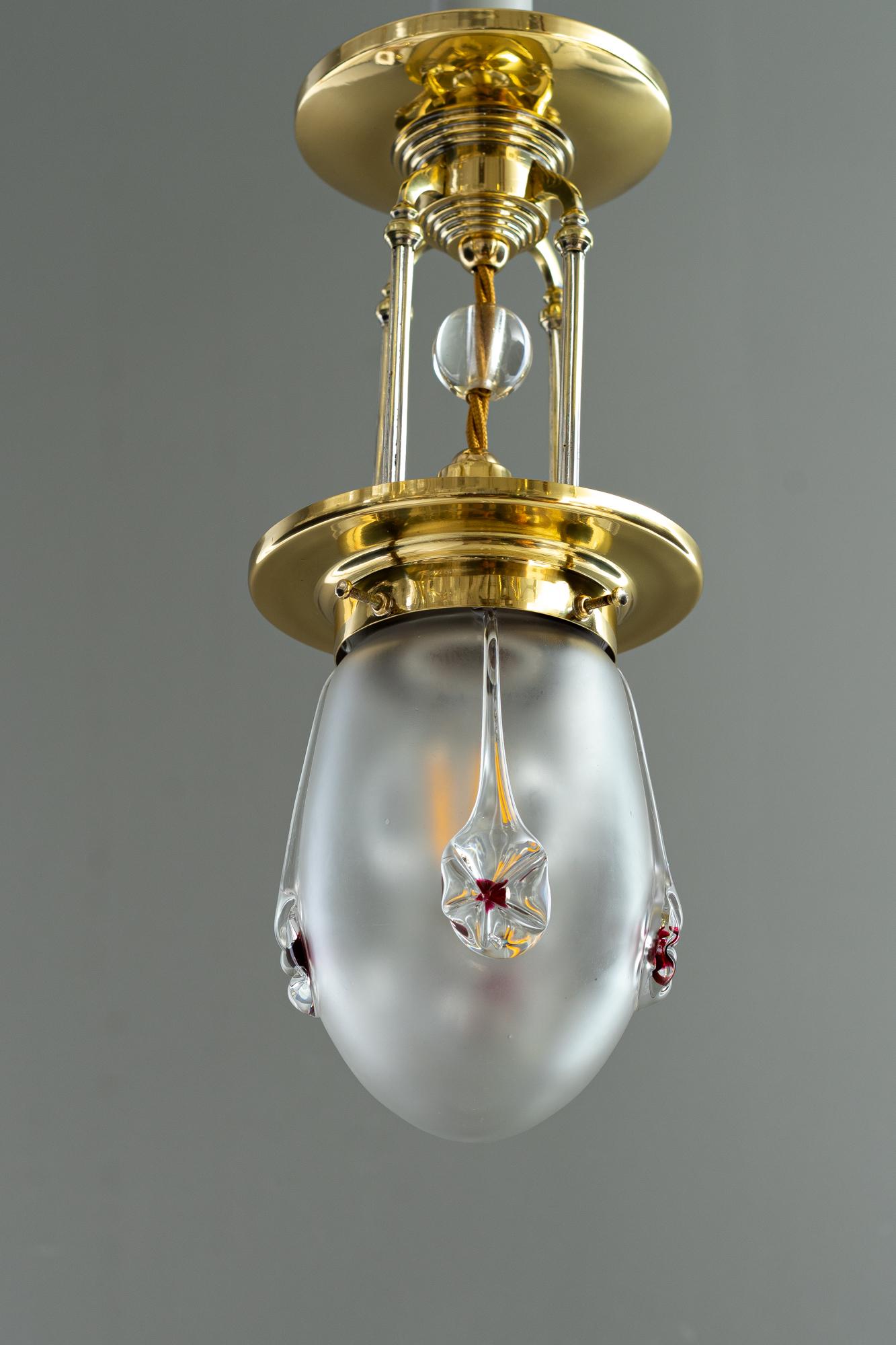 Art Decó empotrable de latón y pantalla original de cristal antiguo viena alrededor de 1920
Latón pulido y esmaltado al horno
Pantalla original de cristal antiguo
Los puntos rojos son opalinos