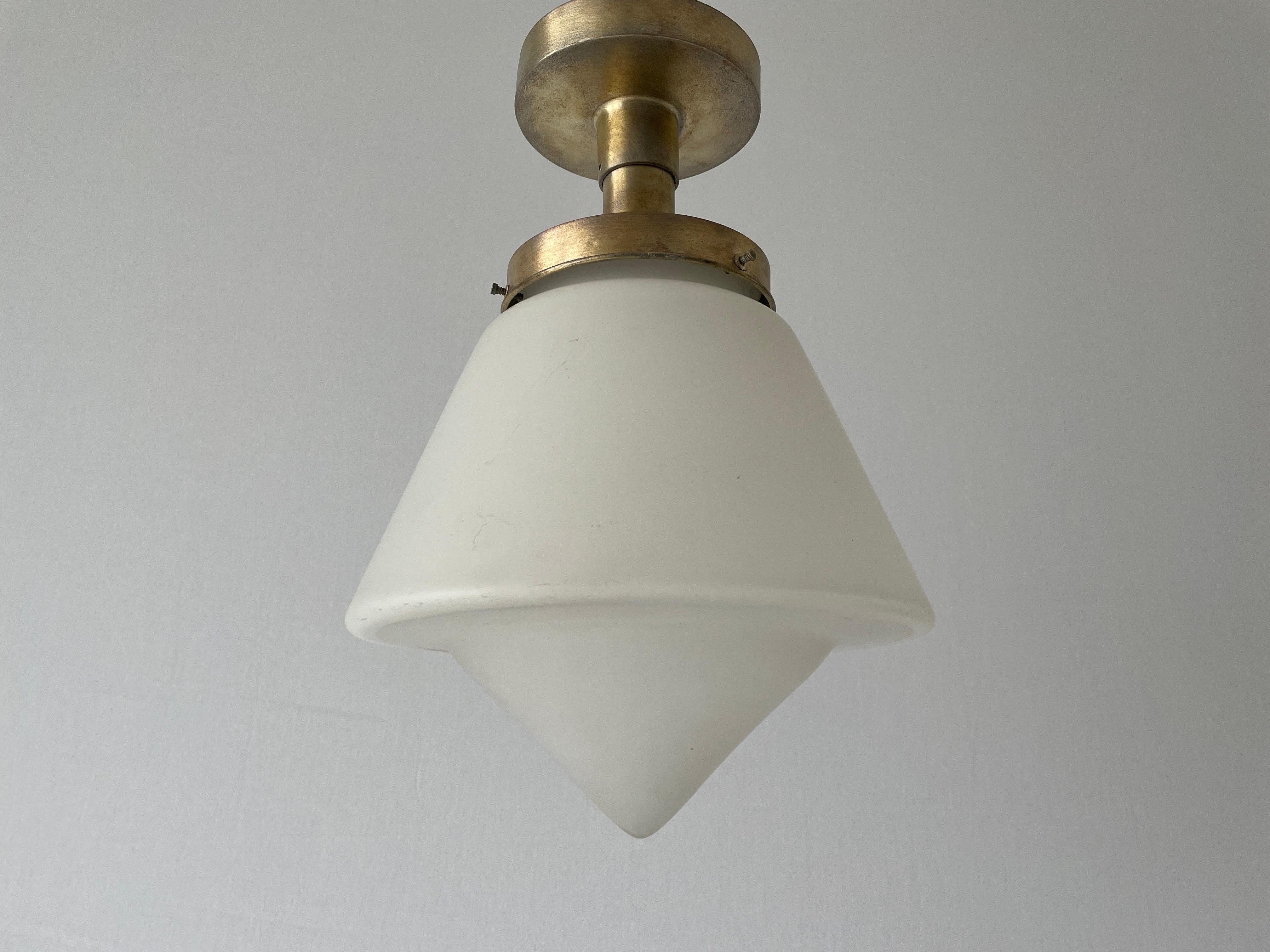 Art-Déco-Deckenleuchte, Einbaubeleuchtung, 1940er Jahre, Deutschland

Diese Lampe funktioniert mit einer E27-Glühbirne.

Abmessungen: 
Höhe: 35cm
Höhe und Durchmesser des Schirms: 22 cm und 24 cm
Sockel: 12 cm

