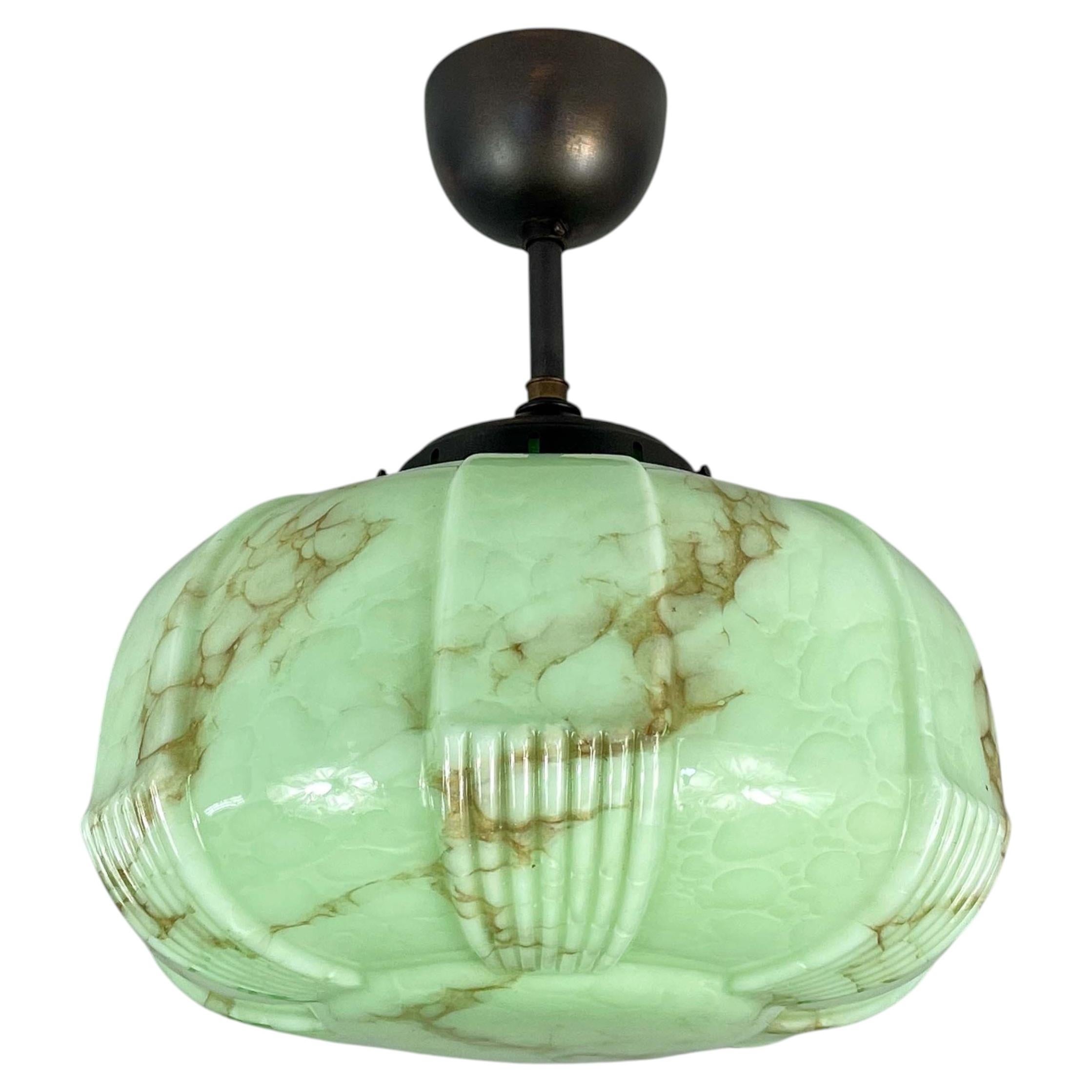 Art Deco Flush Mount, vetro opalino marmorizzato e ottone brunito, Germania anni '20 in vendita