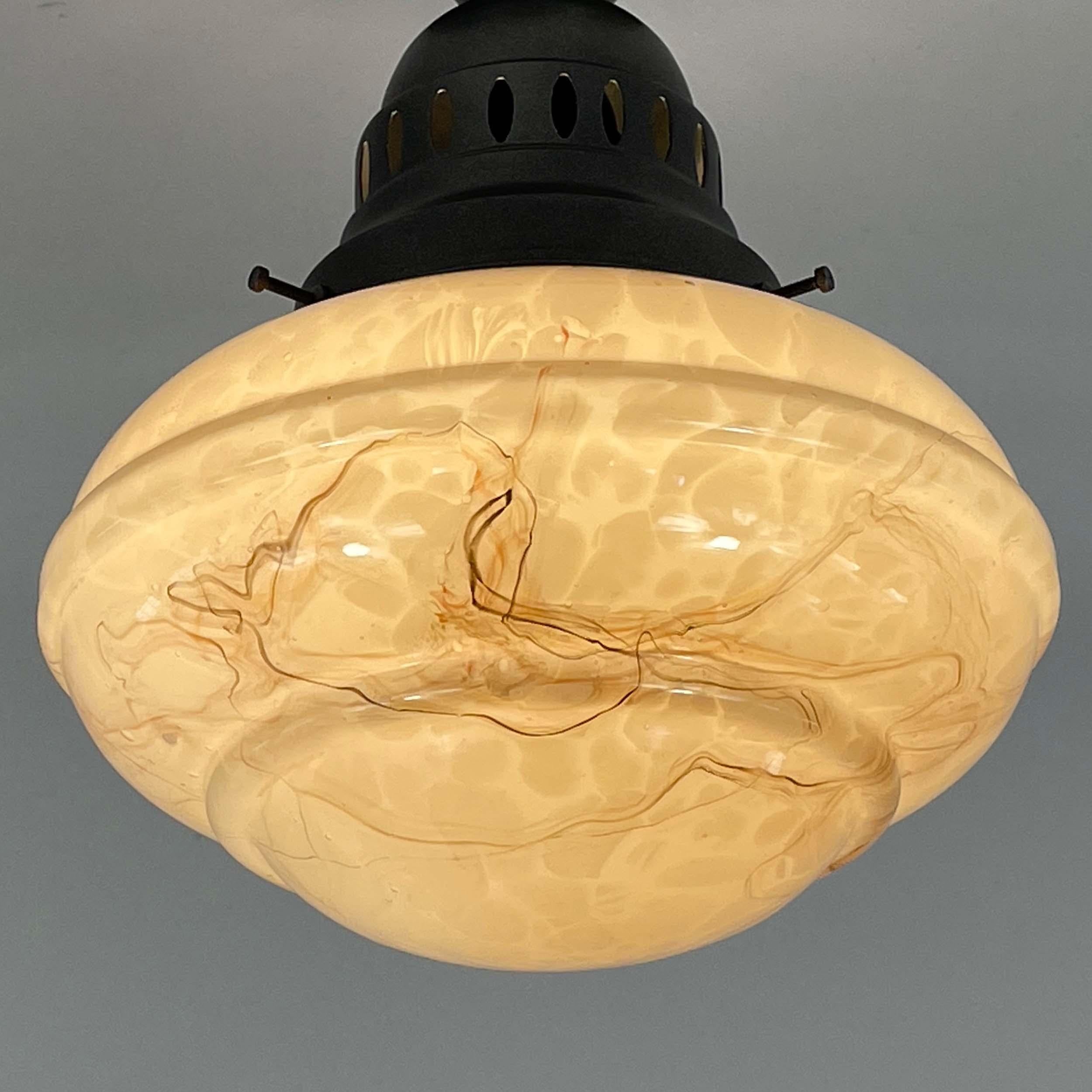 Einbaubeleuchtung im Art déco-Stil, Marmoriertes Opalglas und brüniertes Metall, Deutschland 1920er Jahre im Angebot 5