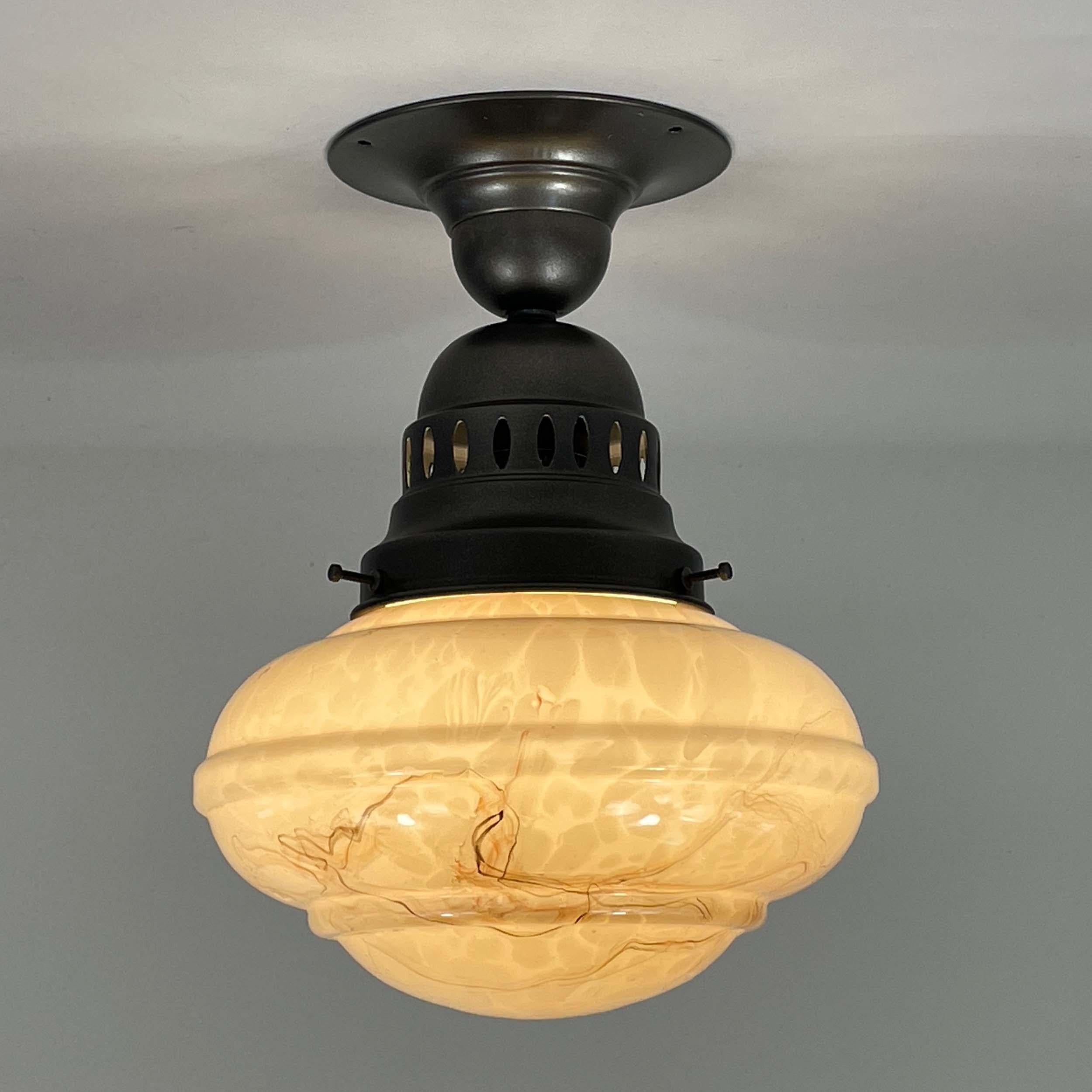Einbaubeleuchtung im Art déco-Stil, Marmoriertes Opalglas und brüniertes Metall, Deutschland 1920er Jahre im Angebot 8