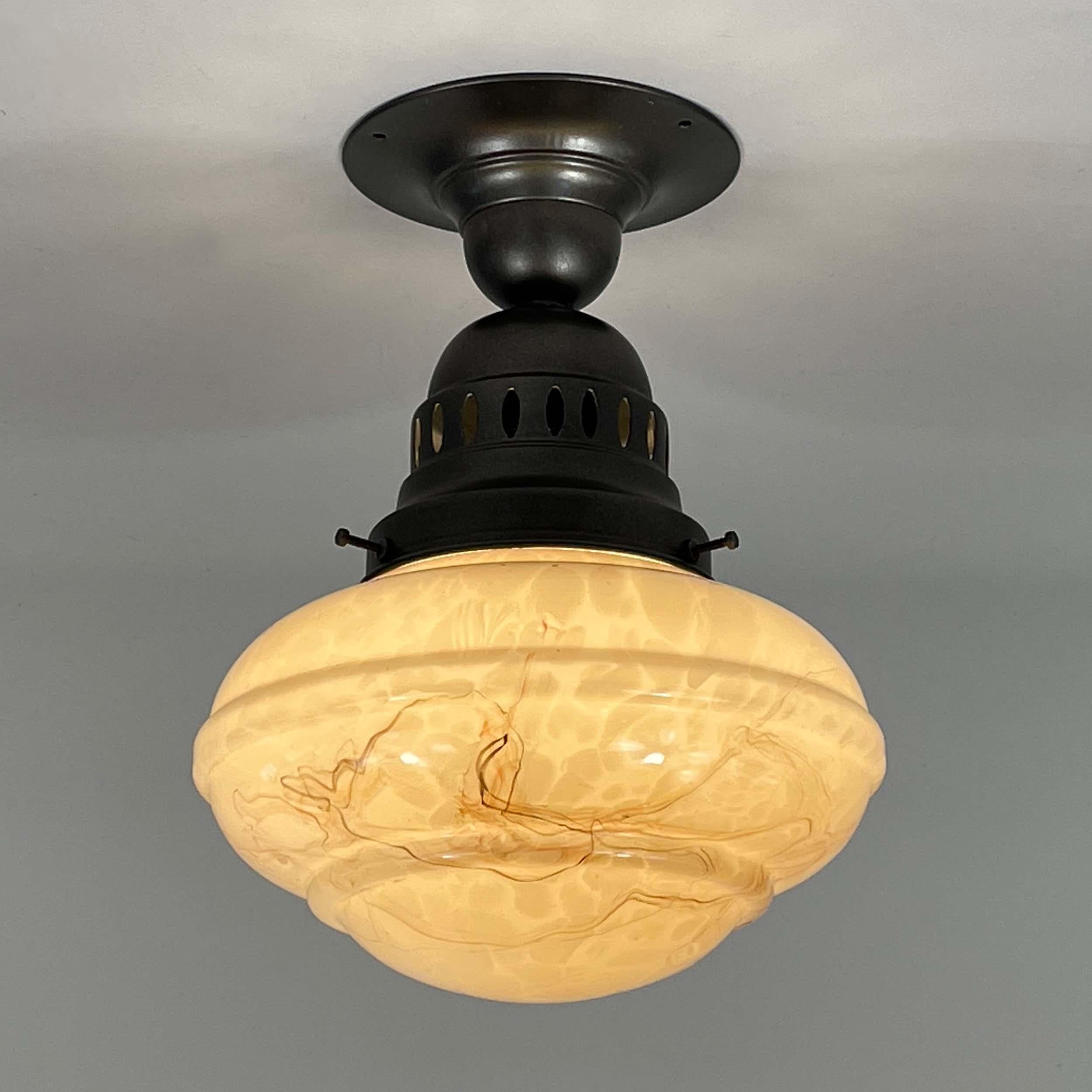 Einbaubeleuchtung im Art déco-Stil, Marmoriertes Opalglas und brüniertes Metall, Deutschland 1920er Jahre (Poliert) im Angebot
