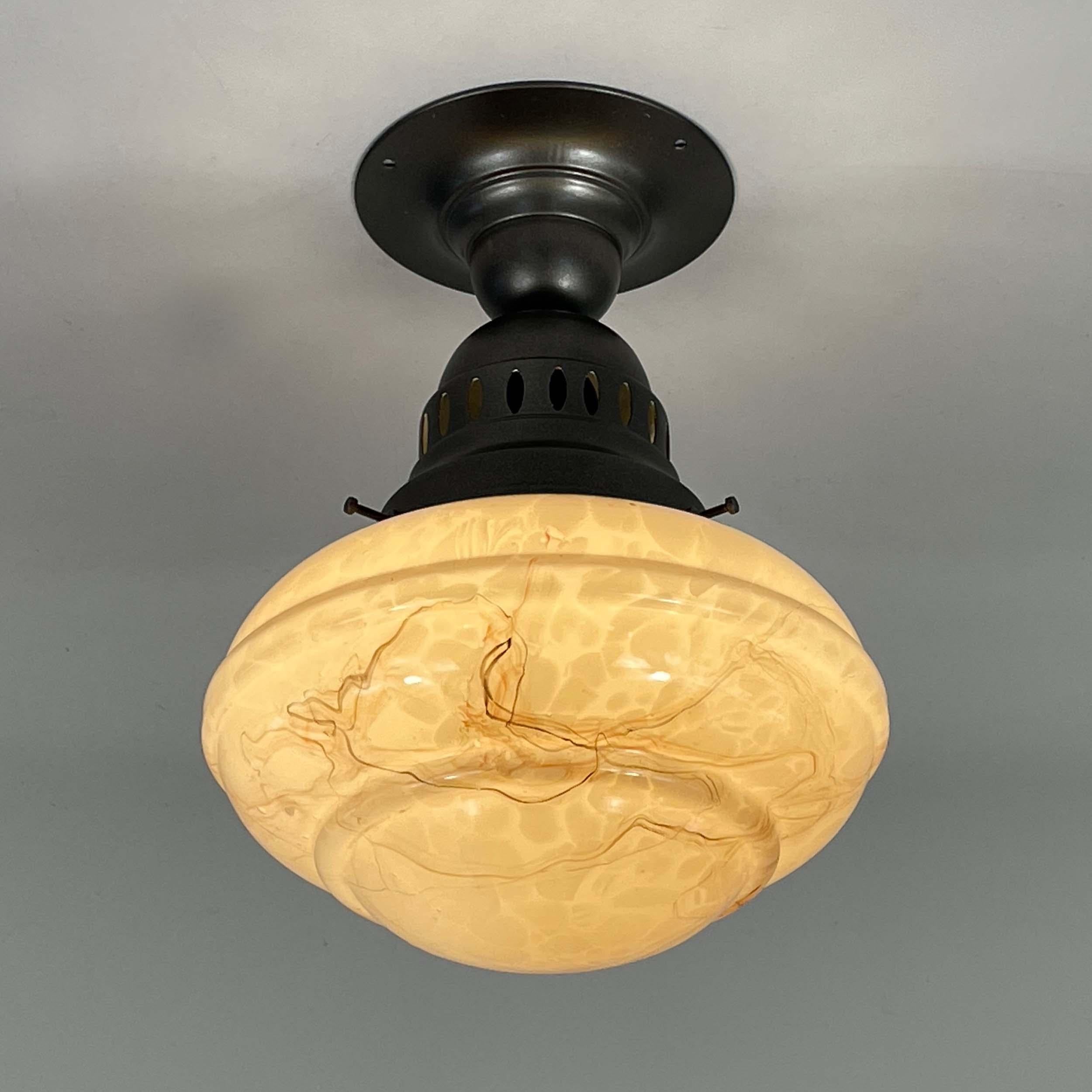 Einbaubeleuchtung im Art déco-Stil, Marmoriertes Opalglas und brüniertes Metall, Deutschland 1920er Jahre (Frühes 20. Jahrhundert) im Angebot
