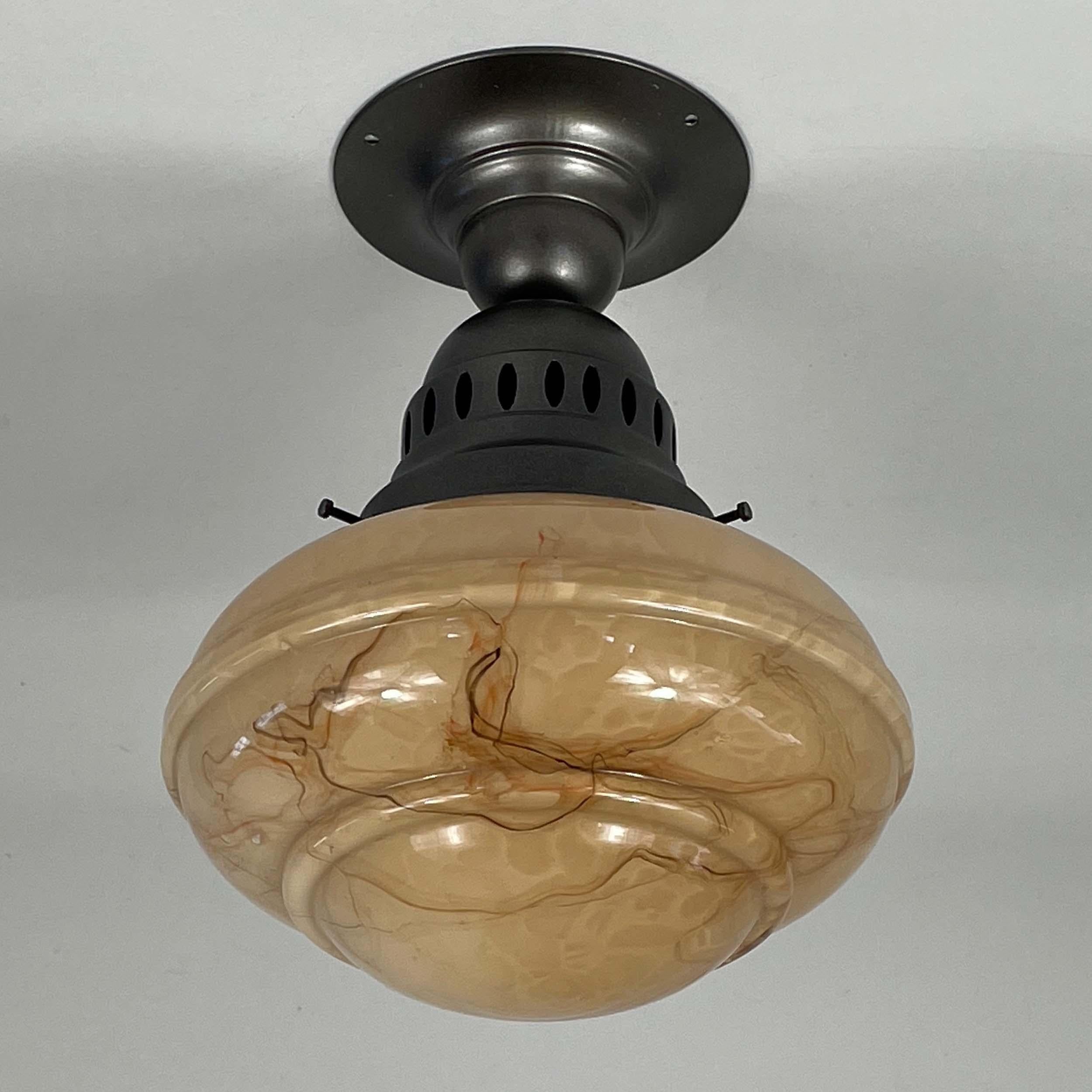 Einbaubeleuchtung im Art déco-Stil, Marmoriertes Opalglas und brüniertes Metall, Deutschland 1920er Jahre im Angebot 1