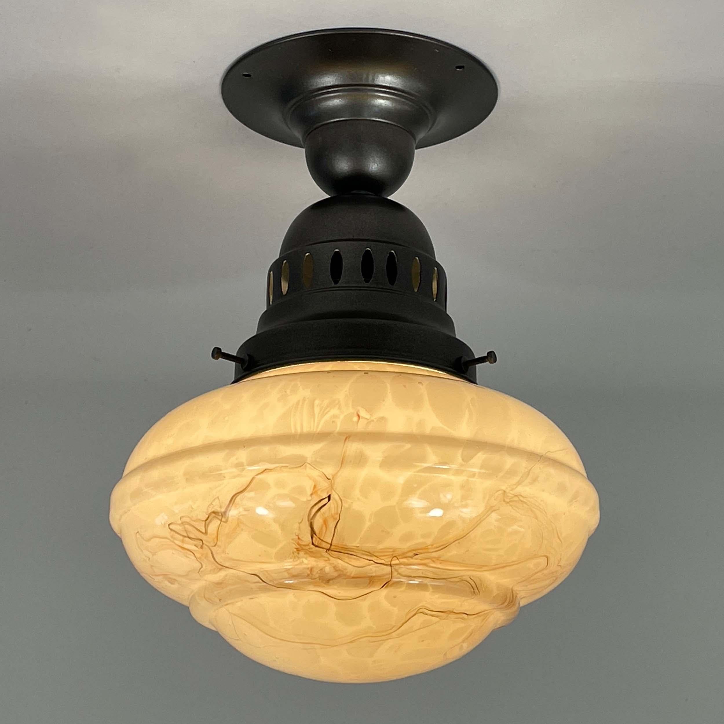 Einbaubeleuchtung im Art déco-Stil, Marmoriertes Opalglas und brüniertes Metall, Deutschland 1920er Jahre im Angebot 2