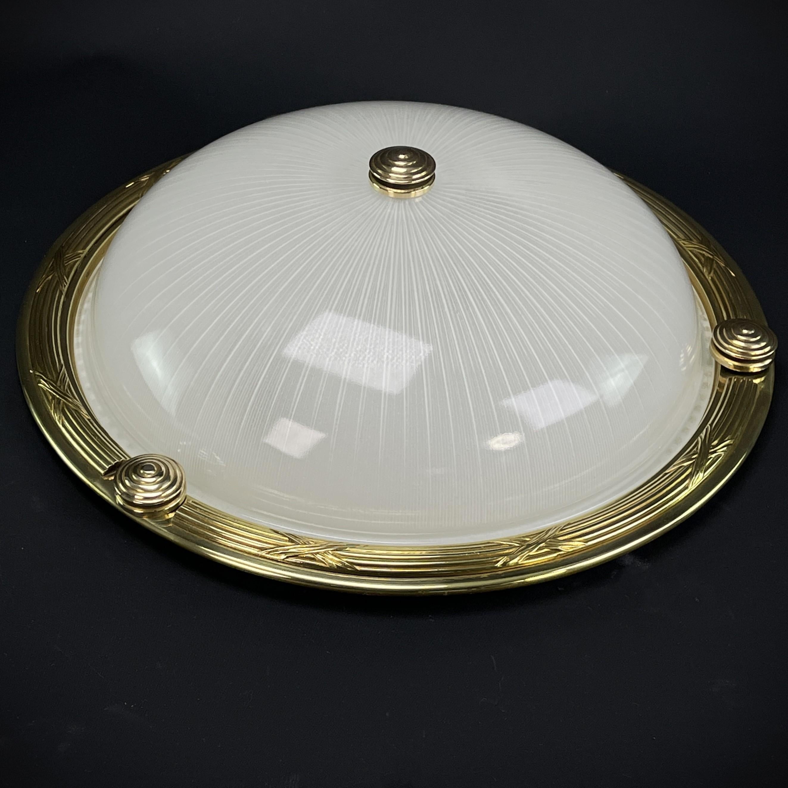 Art Deco Plafoniere by Holophane - 1930s

The ART DECO ceiling lamp is a remarkable example of the craftsmanship and style of the early 20th century. 

The signature 