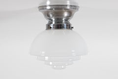 Lámpara Art Decó, pantalla de cristal opalino blanco sobre base metálica Dinamarca Años 30