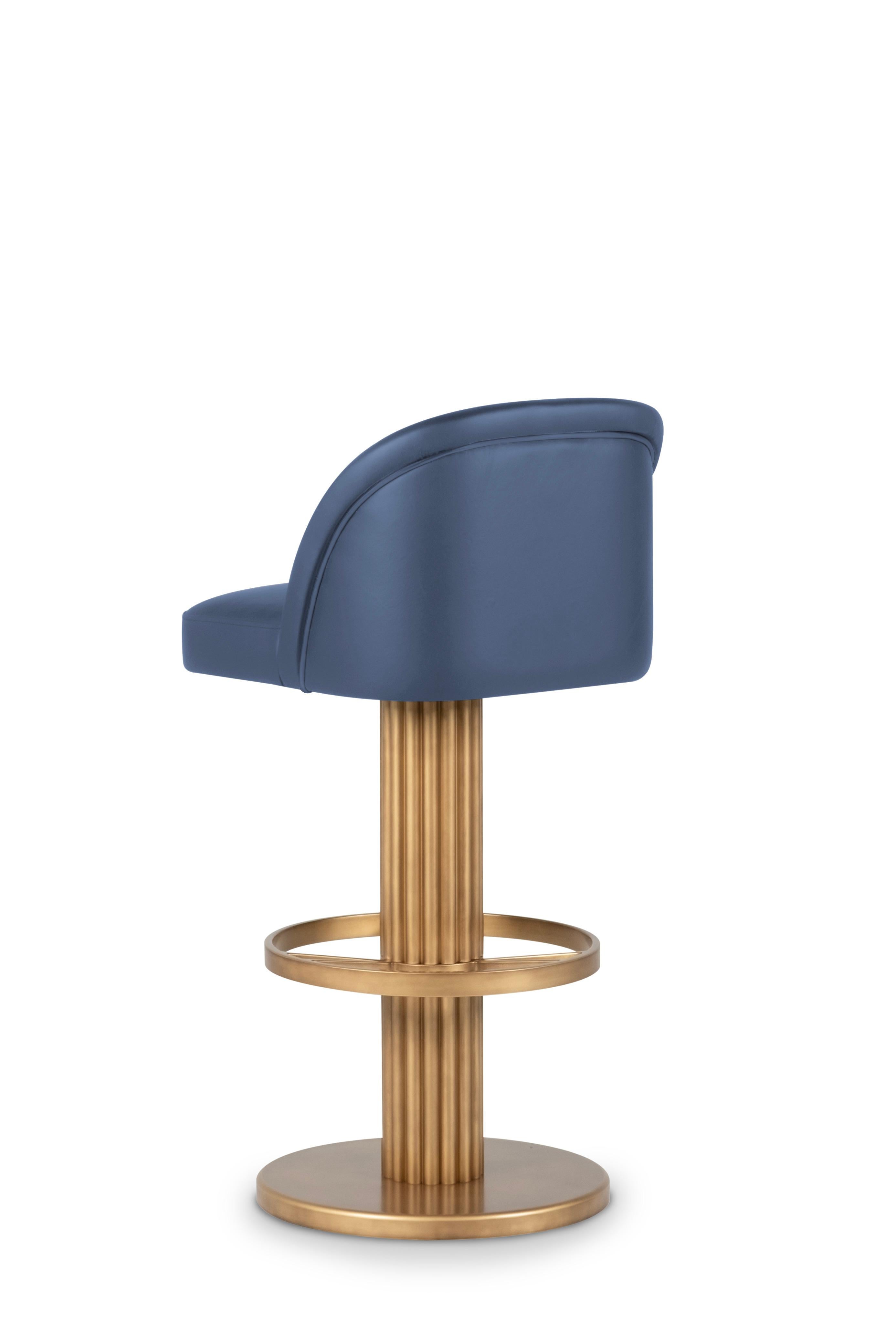 Portugais Tabouret de bar art déco en cuir bleu, fait main au Portugal par Greenapple en vente