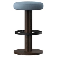 Taburete de bar «Flute» de estilo Art Déco, en terciopelo azul y roble, hecho a mano en Portugal por Greenapple
