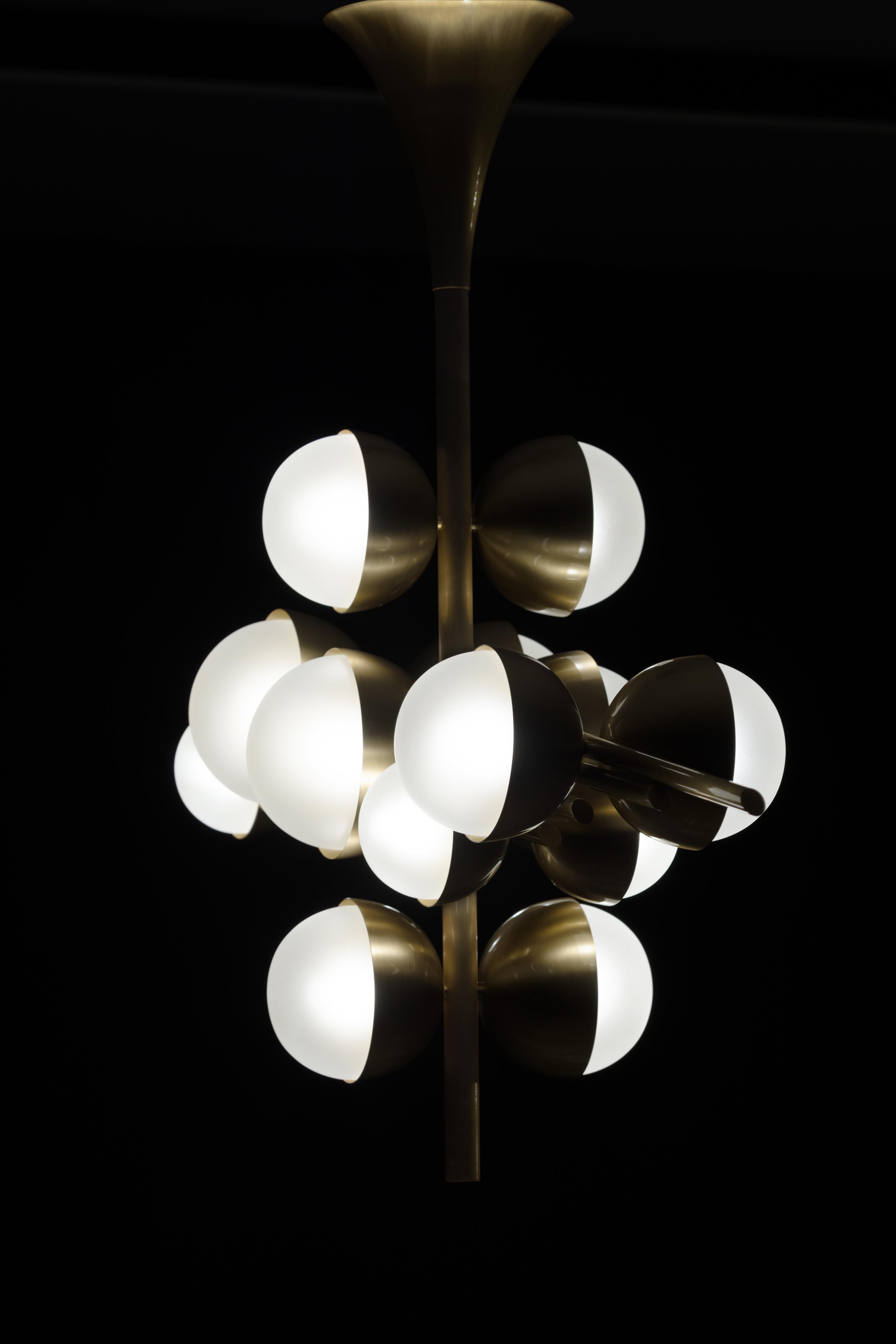 XXI secolo e contemporaneo Lampadario a flauto Art Deco, ottone, fatto a mano in Portogallo da Greenapple in vendita