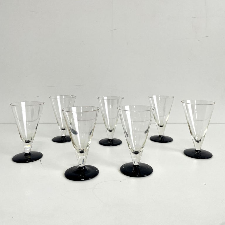 https://a.1stdibscdn.com/art-deco-fluted-aperitif-drinking-glasses-set-of-7-for-sale-picture-9/f_53332/f_359335221693383090998/IMG_0408_master.jpg?width=768