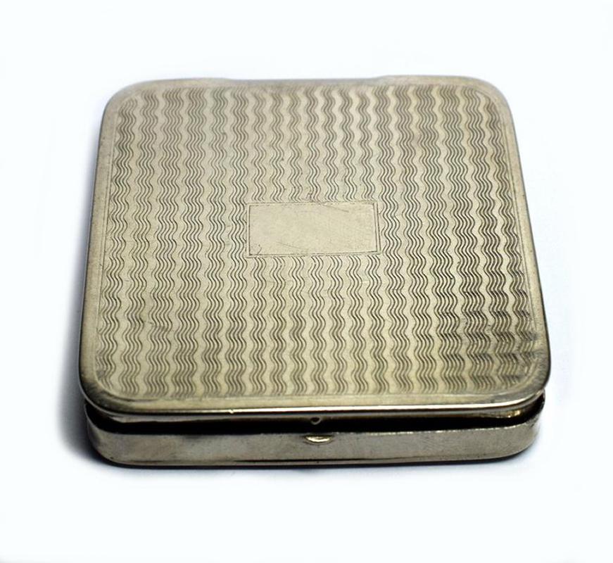 Art Deco Foiled Backed Stratnoid, 1930s Art Deco Ladies Powder Compact 2