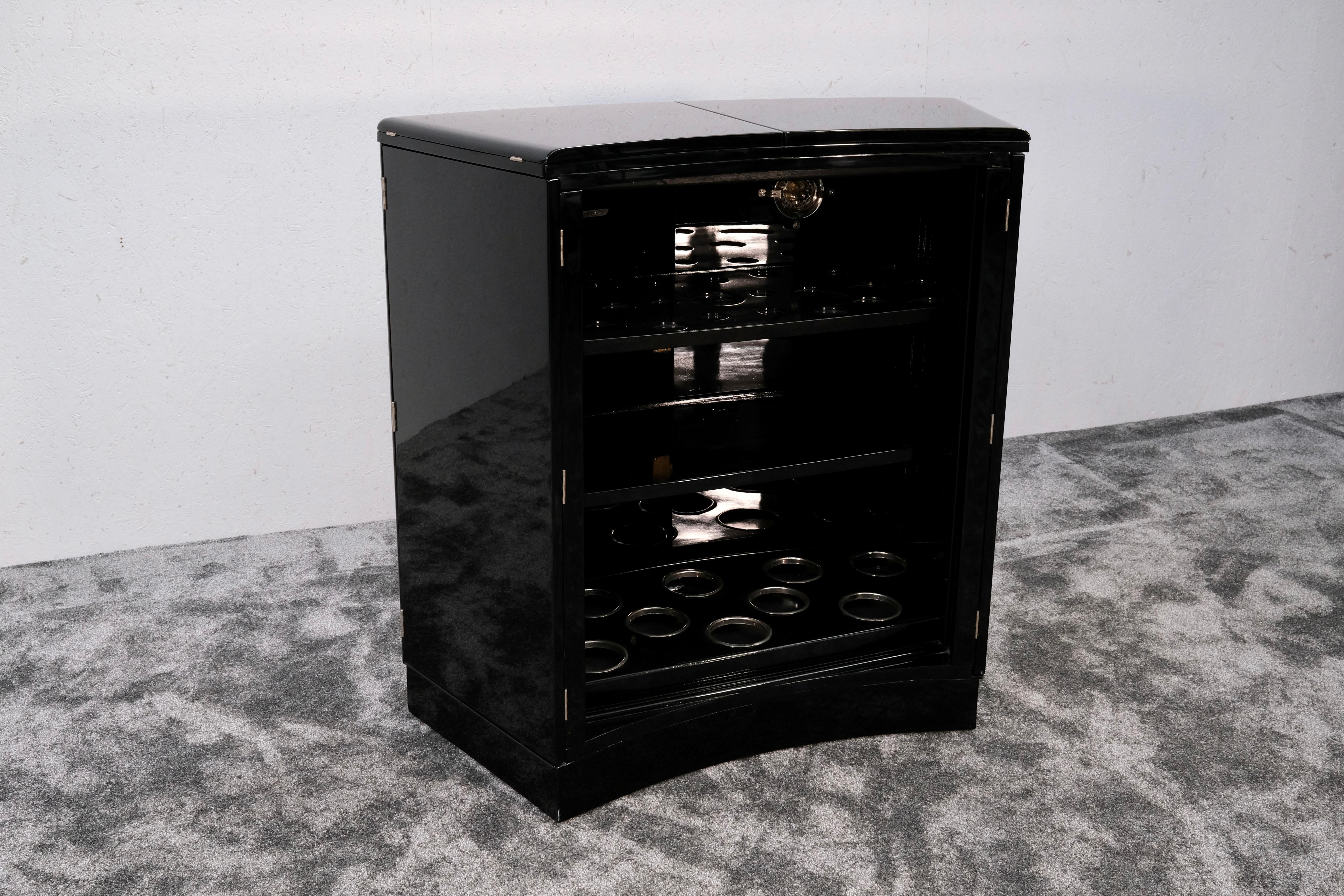 Art Deco Folding Bar Counter, France 1930s in Black Piano Lacquer on Wheels 6