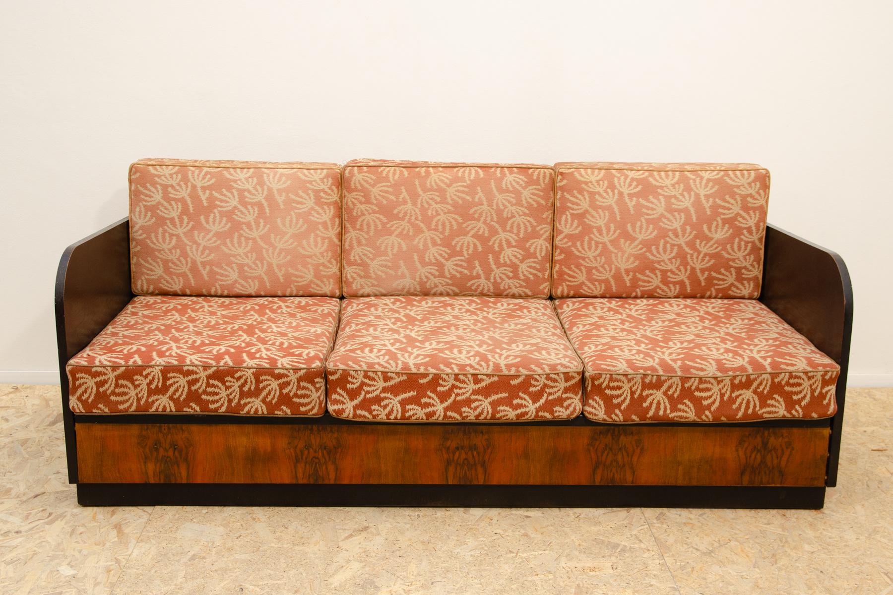 This ART DECO style sofabed was designed by Jindřich Halabala and made in the 1930´s in the former Czechoslovakia.
This simple design fits into the context of the design creation in Czechoslovakia between 1930´s-1950´s.
It´s made of walnut and oak