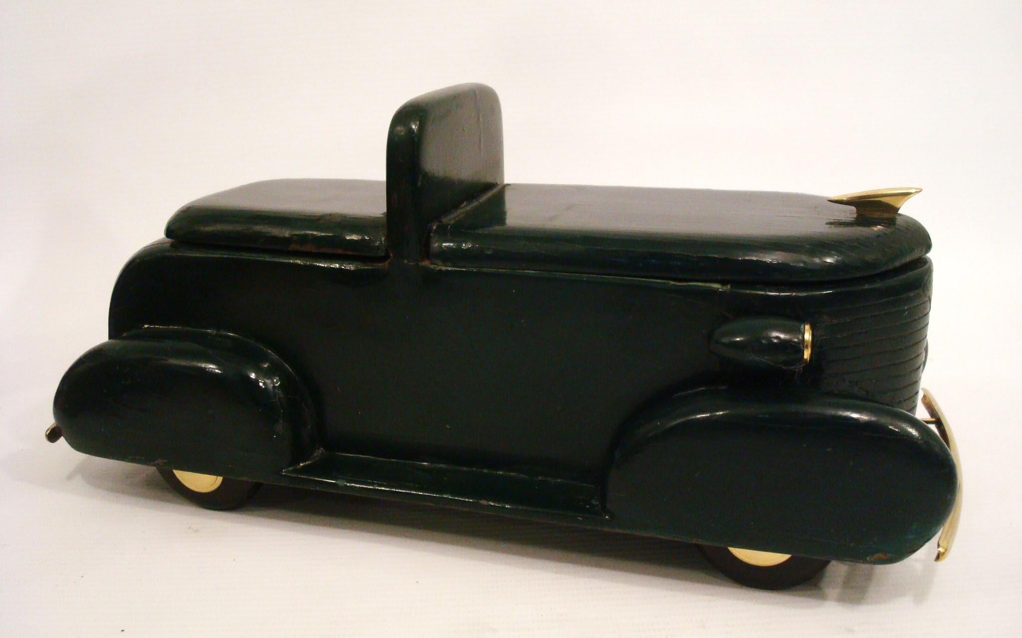 Coche Art Decó / Folk Art Tallado a Mano, EEUU Años 40 en Bueno estado para la venta en Buenos Aires, Olivos