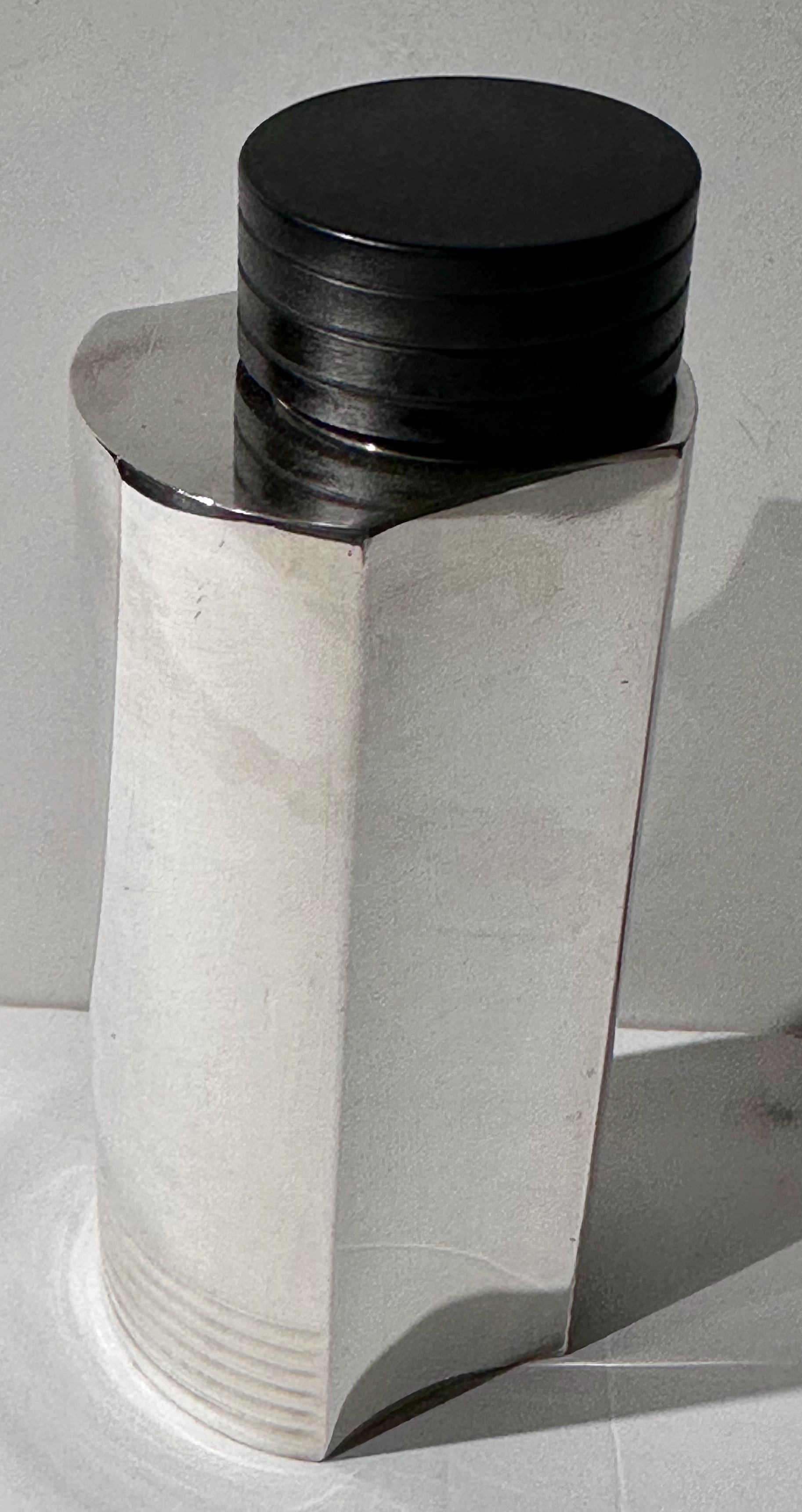 Dieser ikonische Art-Déco-Cocktailshaker wurde 1935 von dem schwedischen Designer Folke Arström für GAB entworfen und zeichnet sich durch perfekte funktionalistische Linien und Proportionen aus. Die aus versilbertem Messing gefertigte Uhr ist