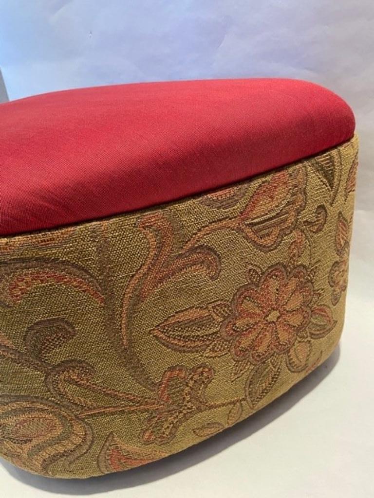 This foot stool will brighten up your décor and is ideally suited for quaint living spaces.
