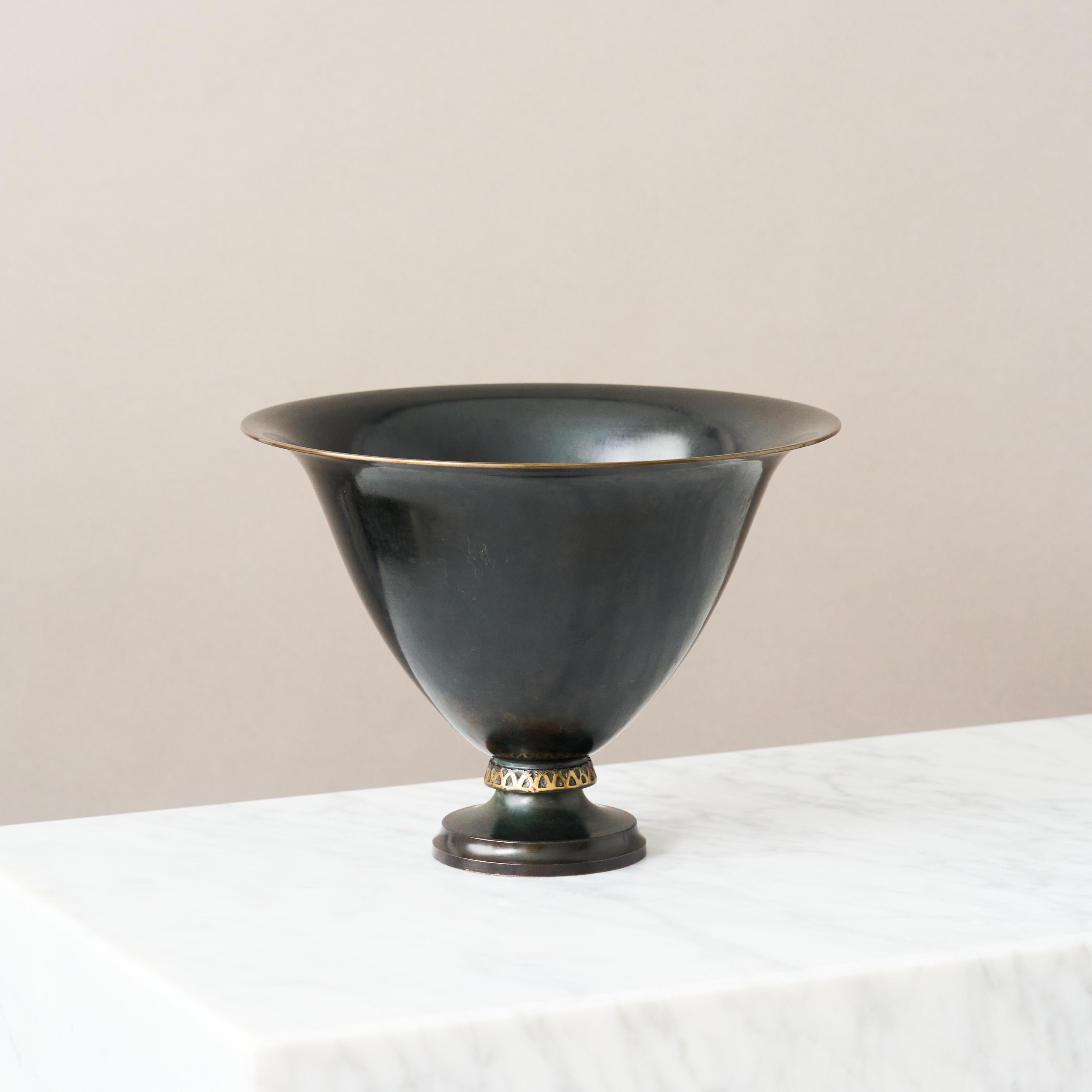 Danois Bol en bronze à pied Art déco par Frederiksberg Bronce, Danemark, années 1930. en vente
