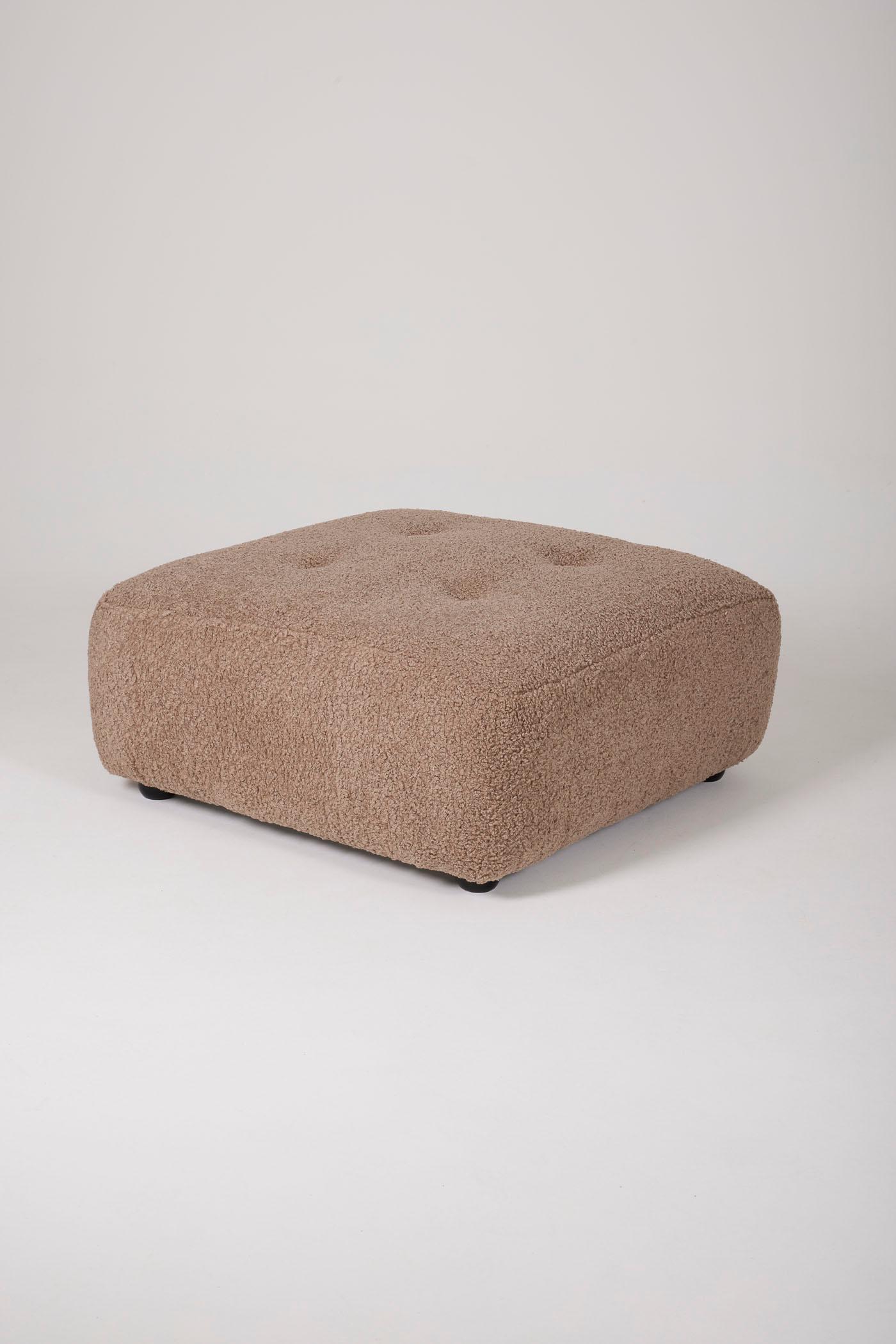 Ein gepolsterter brauner Bouclé-Beistelltisch oder eine Ottomane. Ideal als zusätzliche Sitzgelegenheit in einem Wohn- oder Schlafzimmer. In perfektem Zustand.
DV466