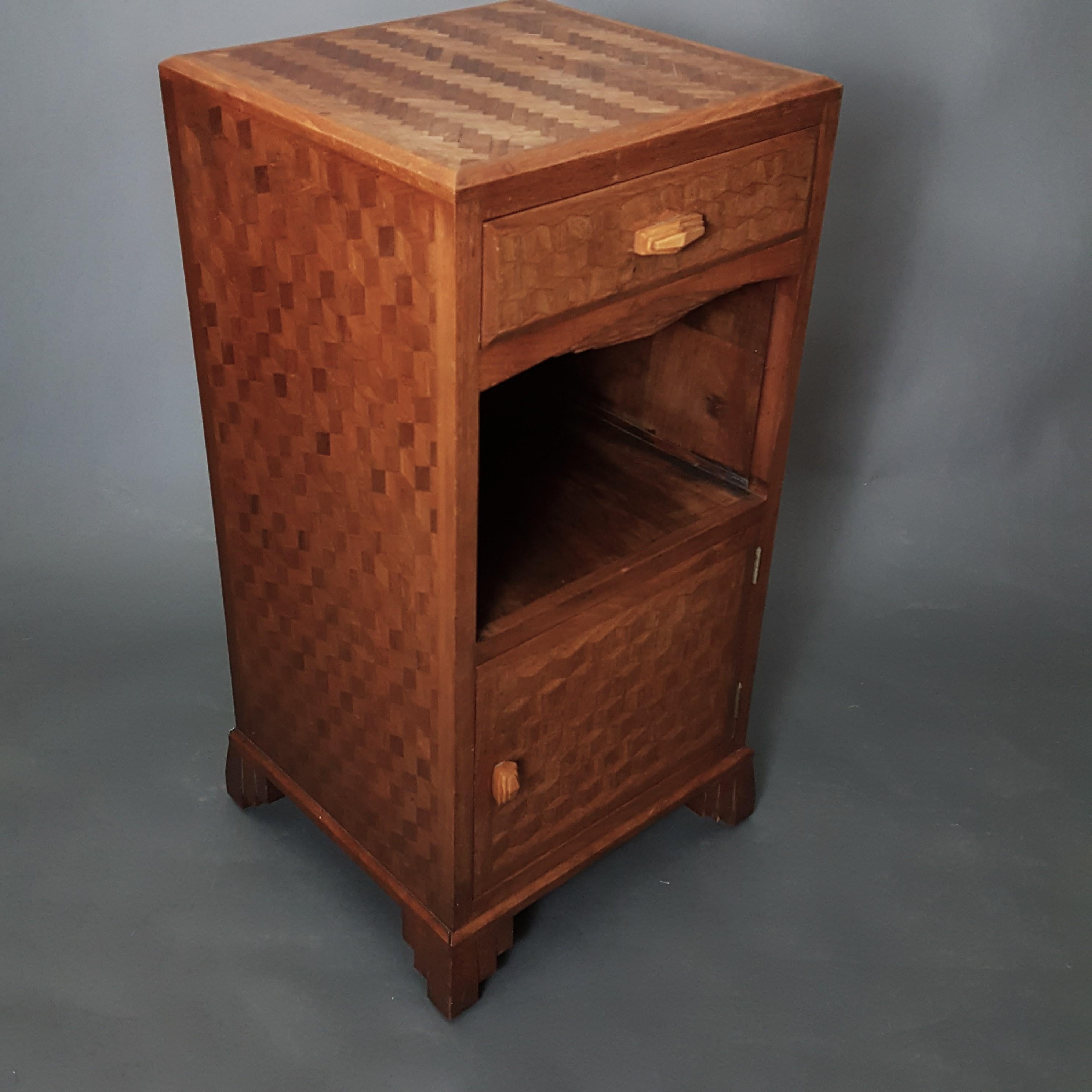 Élégante table de chevet Art Déco originale avec tiroir. Le meuble est abondamment recouvert d'un parquet de type 