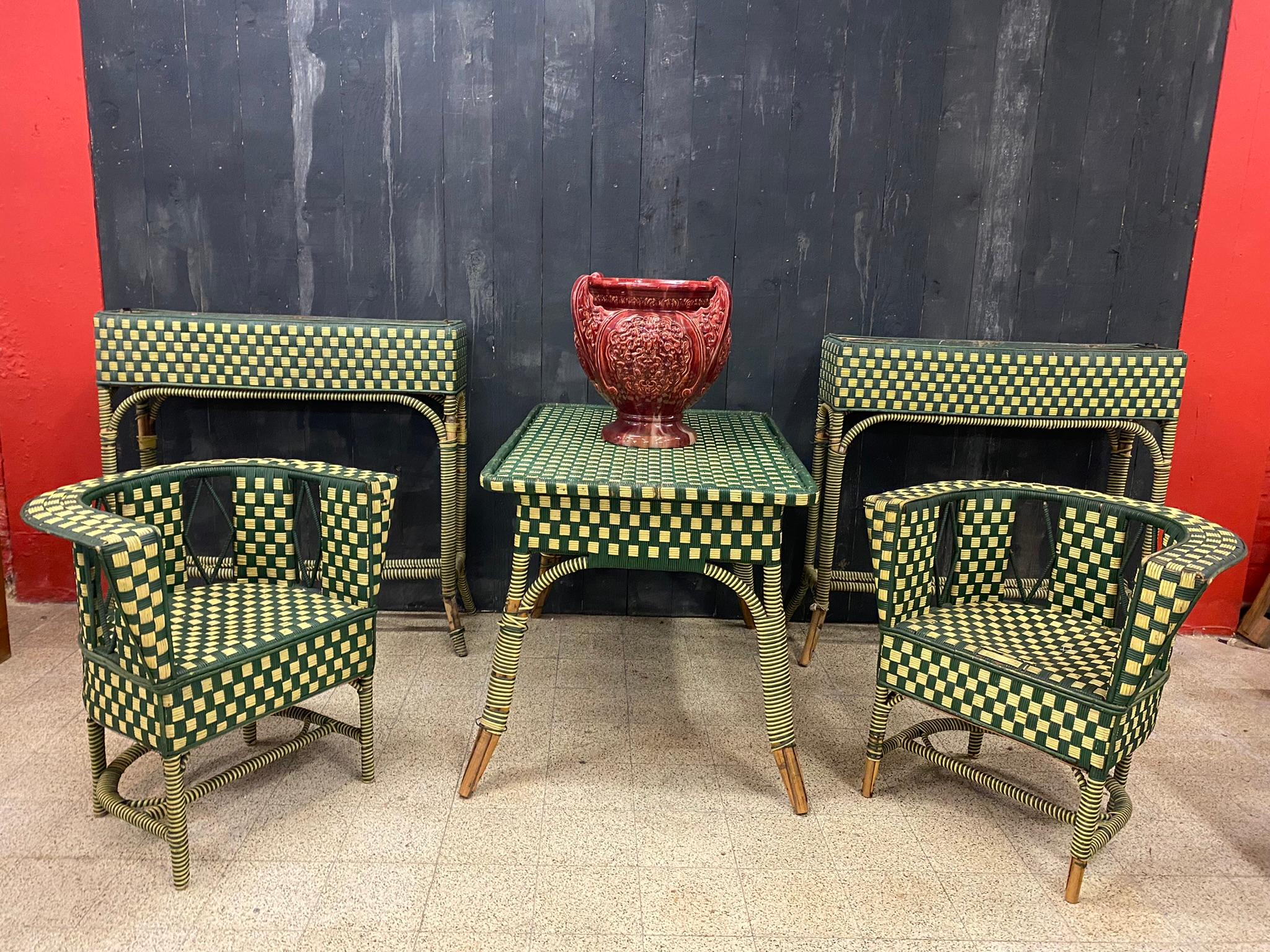 Art-Déco-Wohnzimmer aus Rattan um 1925 mit
1 Tisch, Abmessung: 73x105x75 cm
2 Sessel, Maße: Hauteur : 70 cm (27,56 po)Largeur : 68 cm (26,78 po)Profondeur : 50 cm (19,69 po)Hauteur de l'assise : 43 cm (16,93 po)
2 Pflanzgefäße mit Zinkschale, Maße: