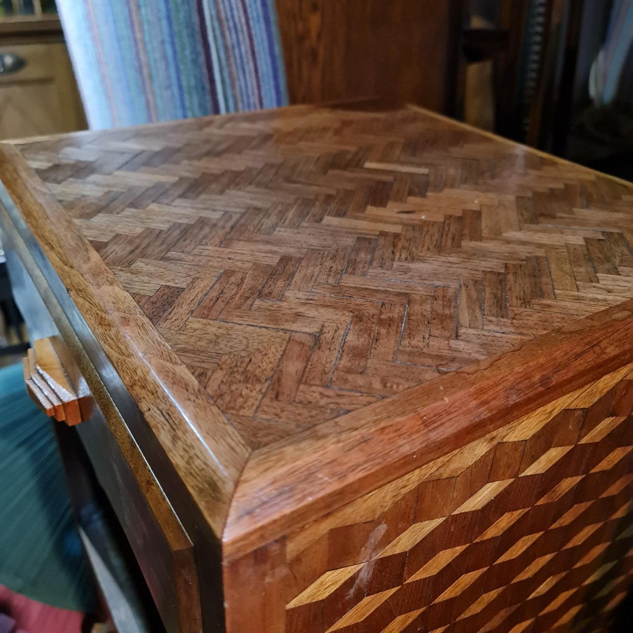 20ième siècle Armoire de chevet en parquet Art Déco 1930 en vente