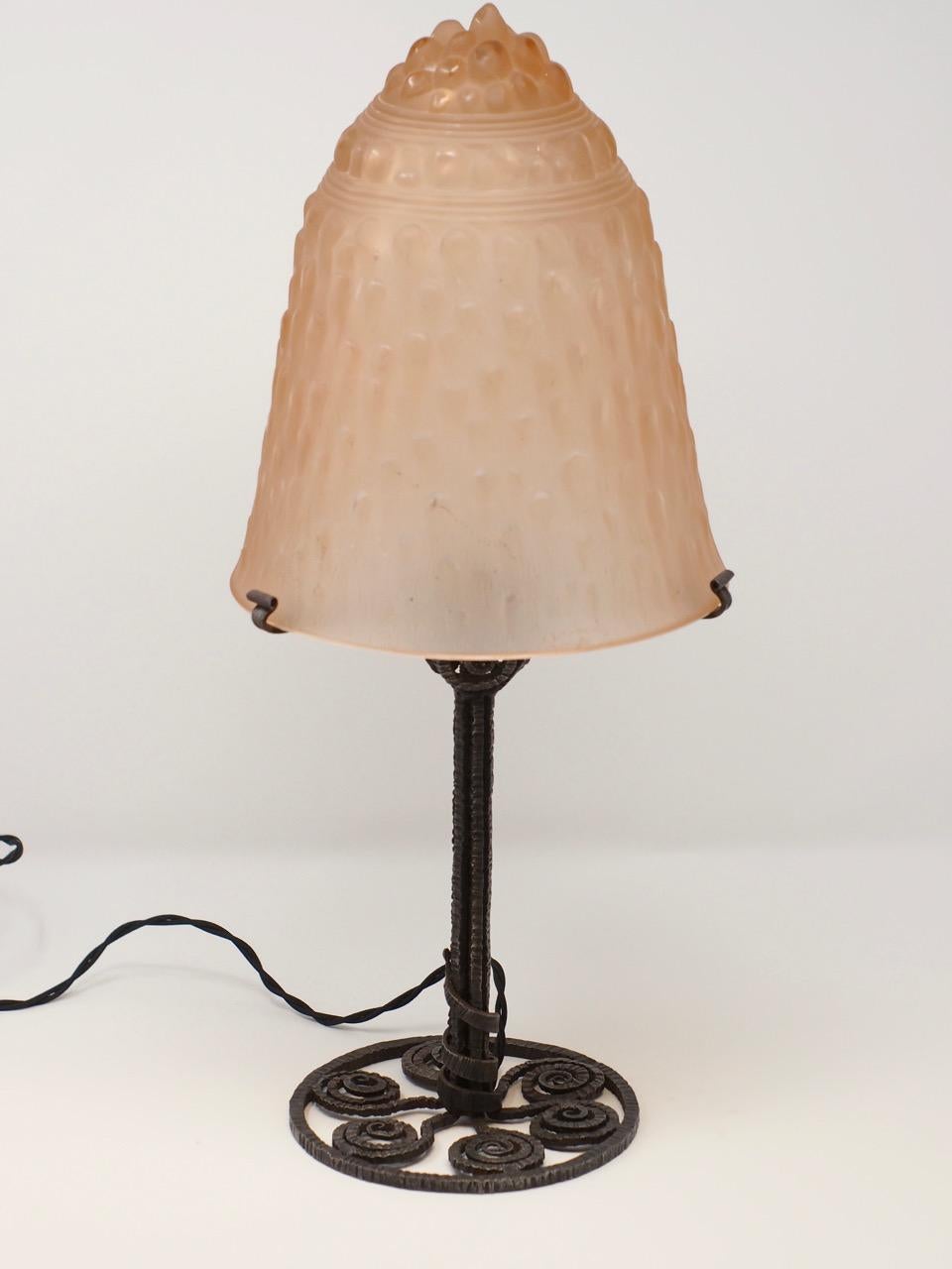 Classic French Art Deco table lamp by Mueller Freres, circa 1925, in hand forged iron with molded glass shade. 5. 7.5