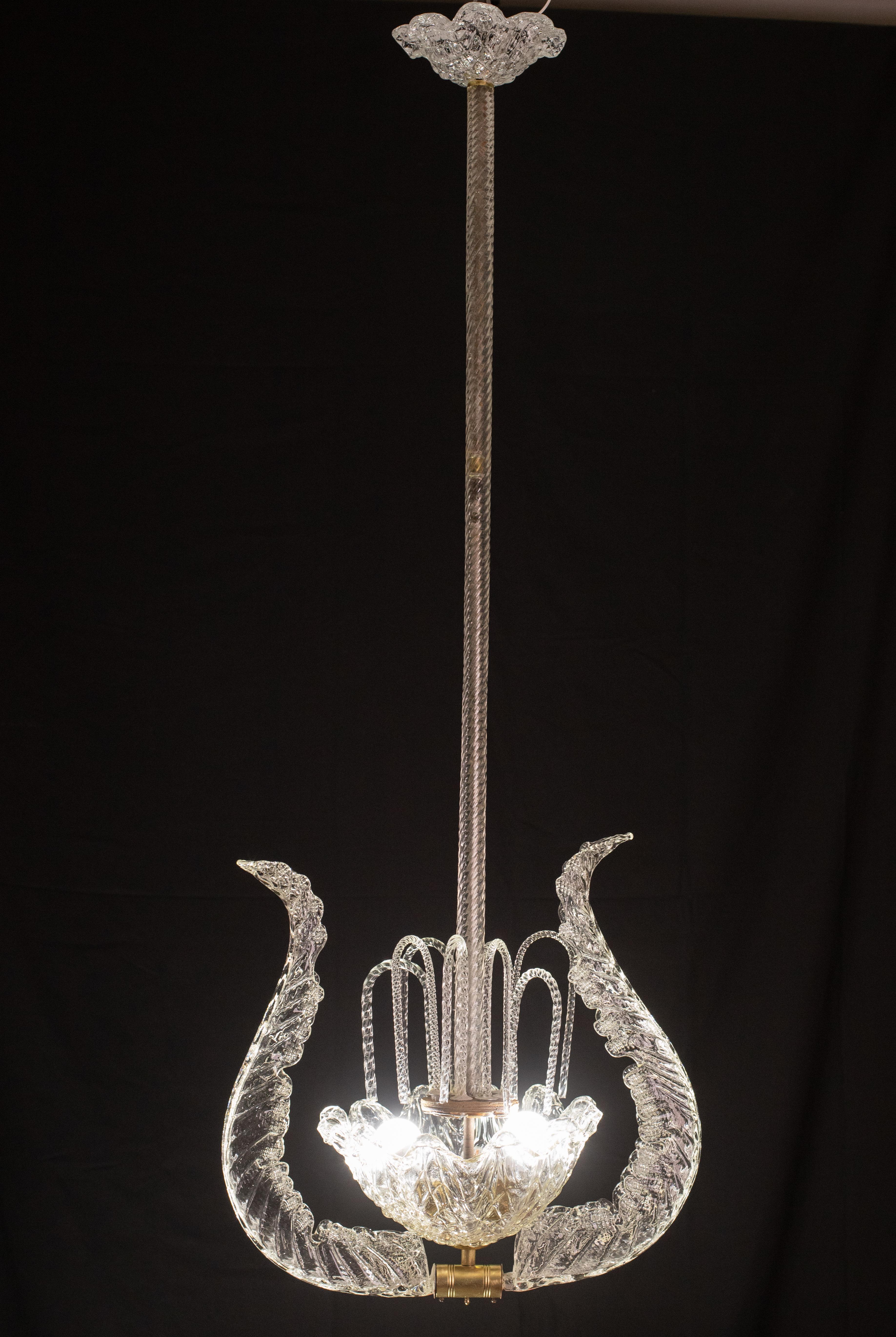 Elegant chandelier attributed to the Barovier e Toso glassworks.

Design period: 1930\1950.

The chandelier consists of a long central element, a glass bowl decorated with two leaves and filled with glass descending.

The glass panes are in perfect