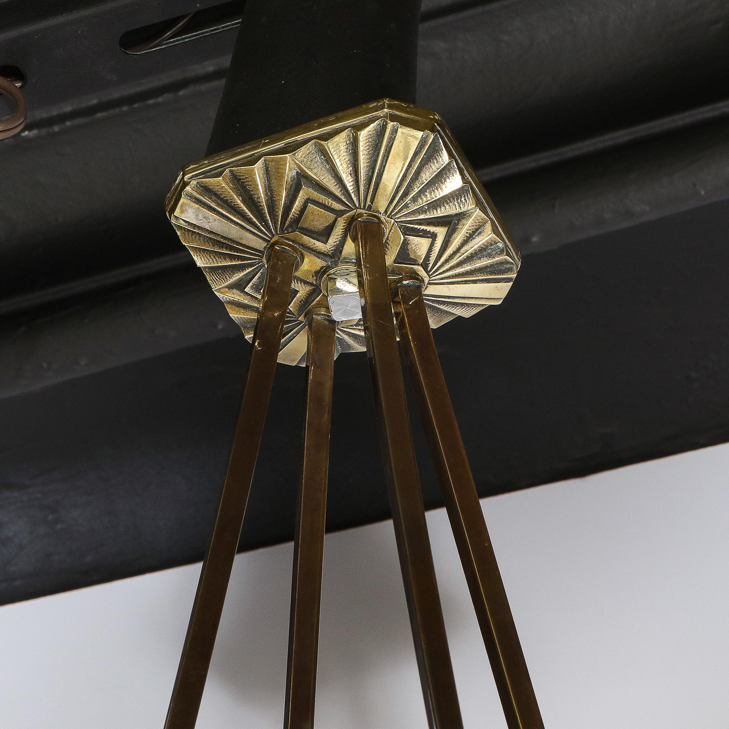 Vierarmiger Art-Déco-Kronleuchter aus Milchglas und versilberter Bronze mit kubistischen Motiven im Angebot 4