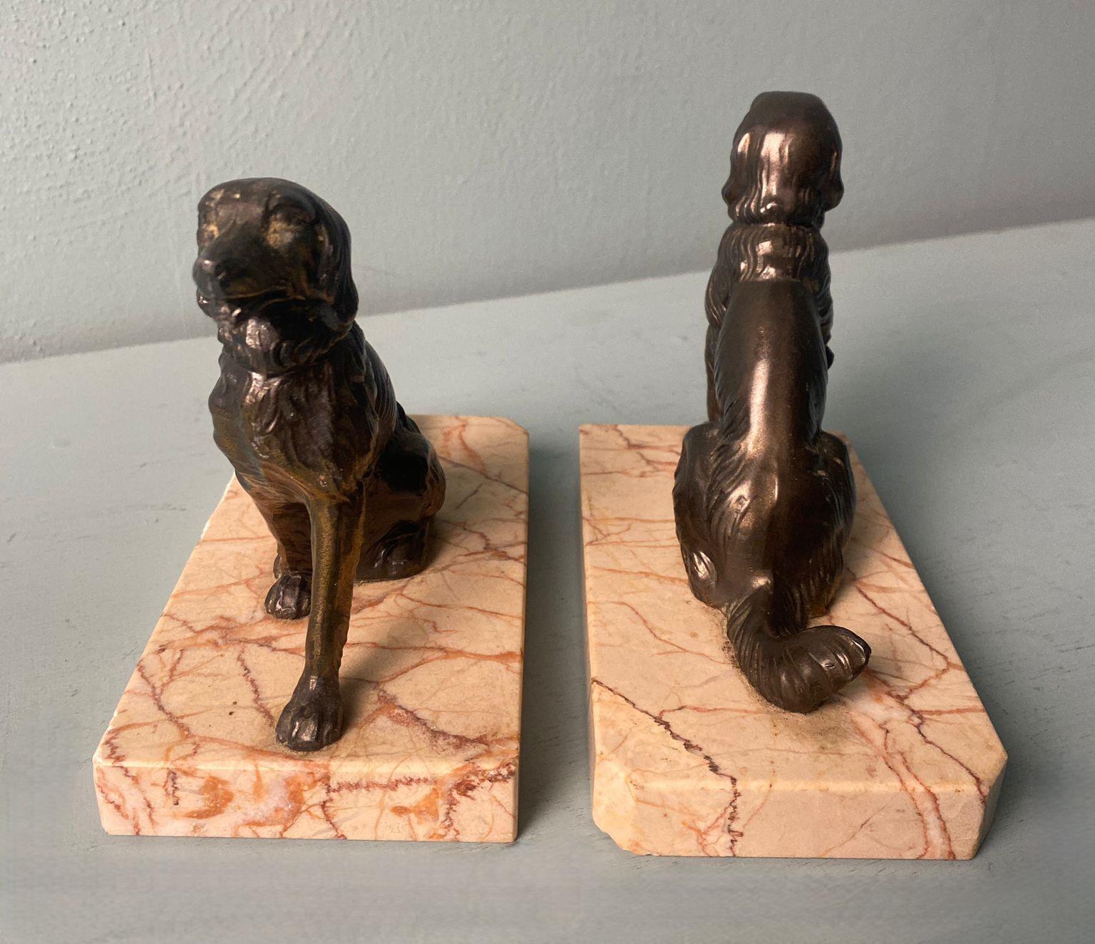 Art Deco France Pair Of Metal Bookends Featuring Dogs With A Fine Marble Base In Good Condition For Sale In Prato, Tuscany