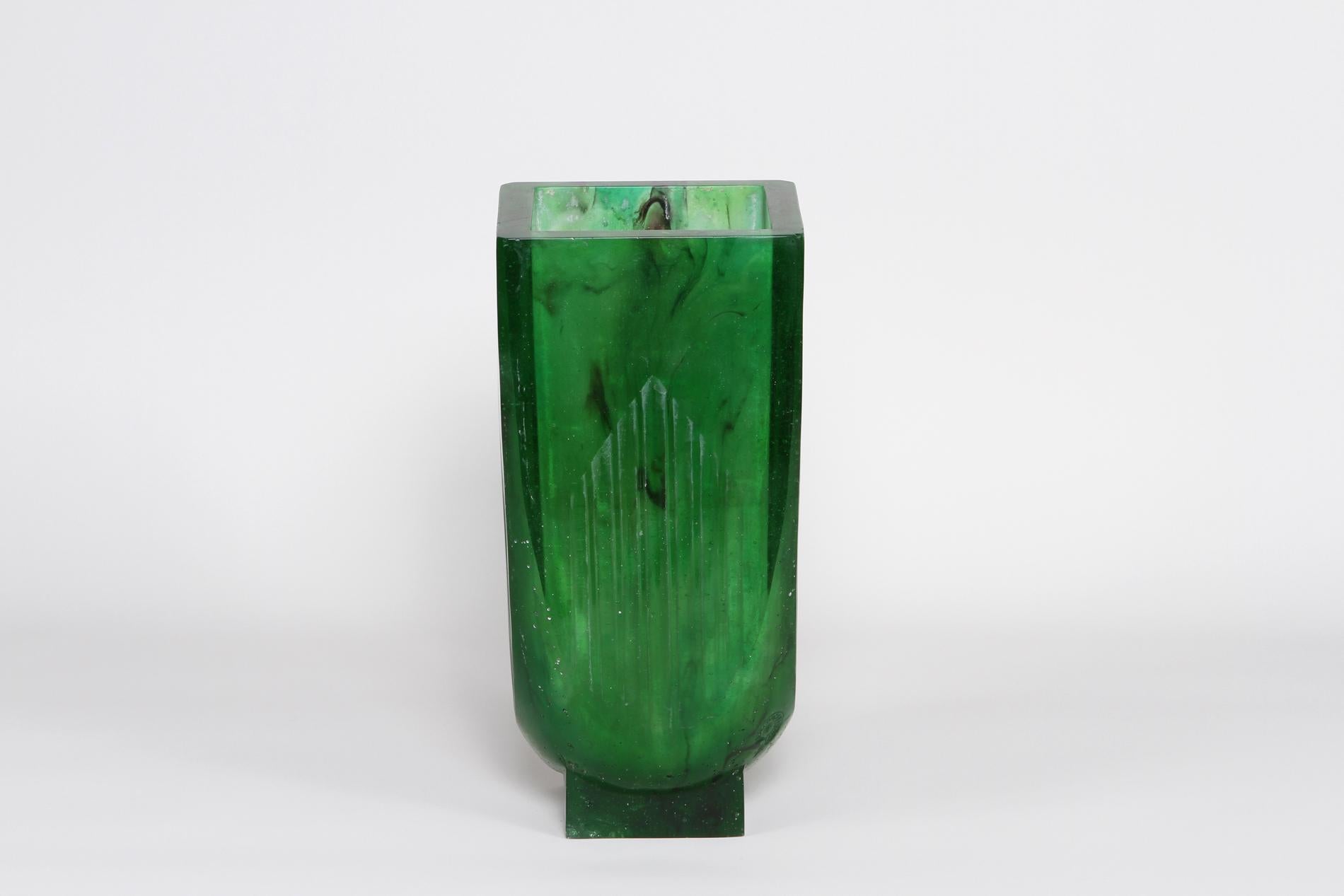 Incroyable vase Art déco 1930 de François Decorchemont. Le vase est en pâte de verre et a une couleur verte pure. 
Pièce rare en grande taille, parfaite pour les collectionneurs.