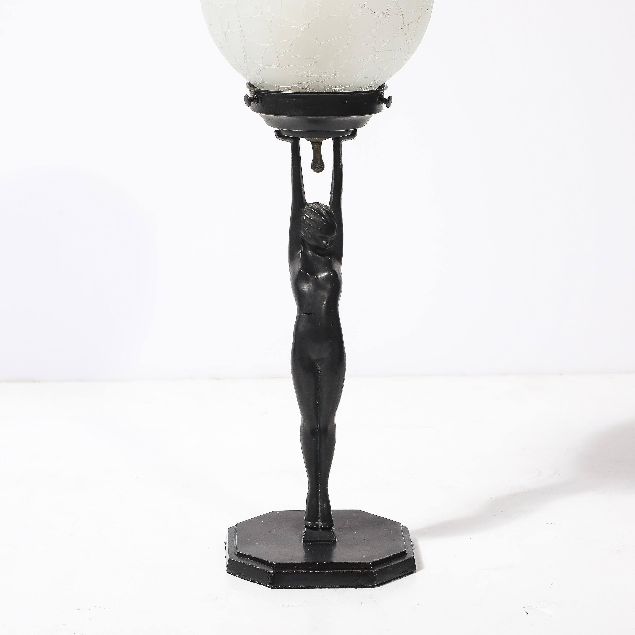 Questa splendida lampada da tavolo scultorea in bronzo Frankart L210 Art Deco, realizzata negli Stati Uniti intorno al 1935, è la quintessenza dell'estetica elegante e sensuale dell'epoca Art Deco. Disegnata da Arthur von Frankenberg, la lampada