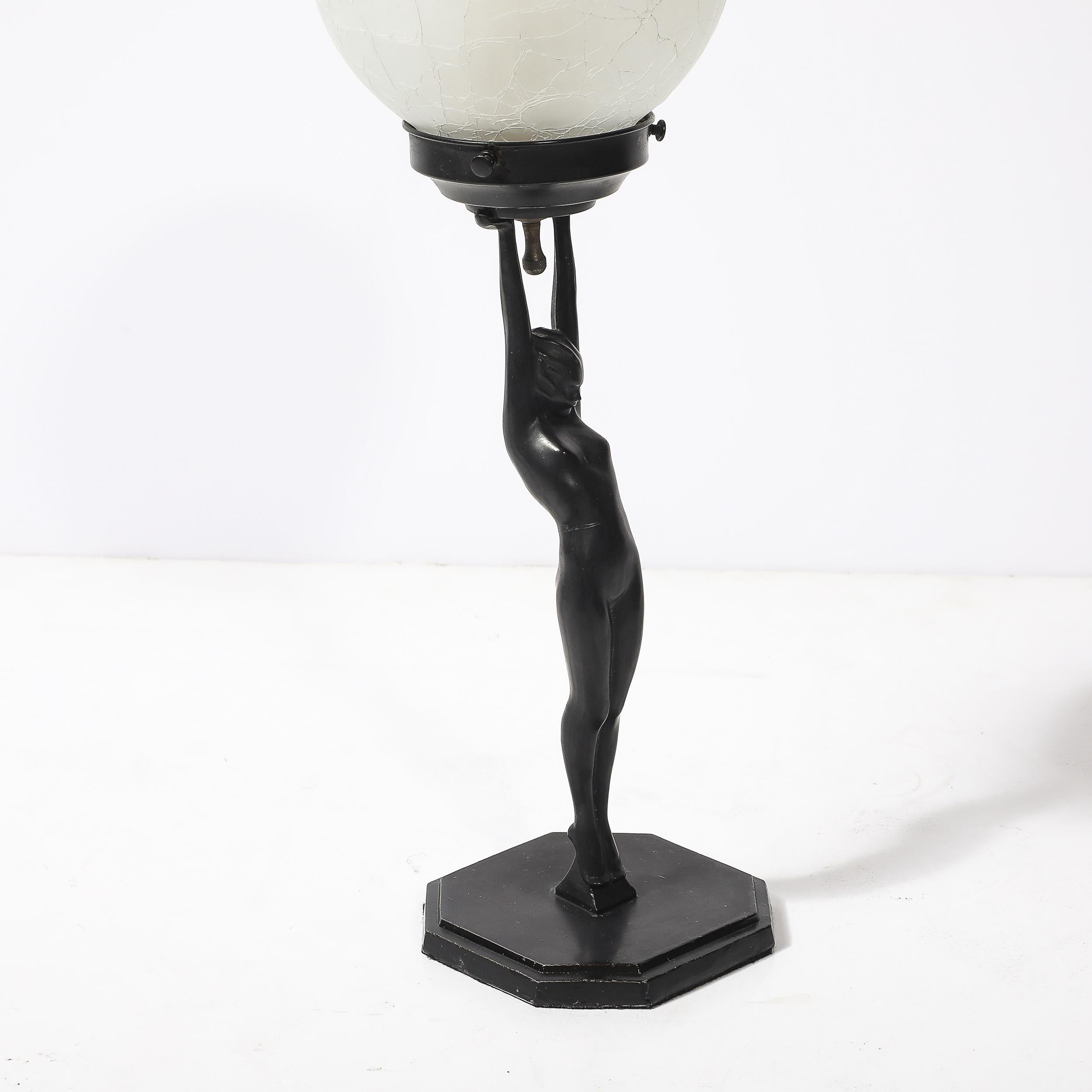 Metà XX secolo Lampada da tavolo Art Deco Frankart L210 con paralume in bronzo nudo e vetro bianco craqueleur in vendita