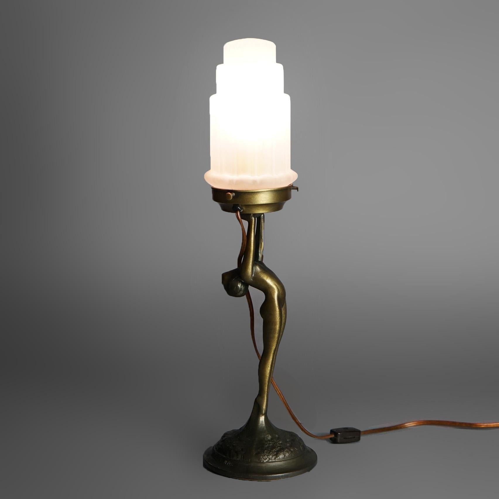 Lampe de boudoir Art Déco à figure de nu à la manière de Frankart avec abat-jour en verre à gradins 20e siècle

Dimensions : 18,5''H x 5''L x 5''P