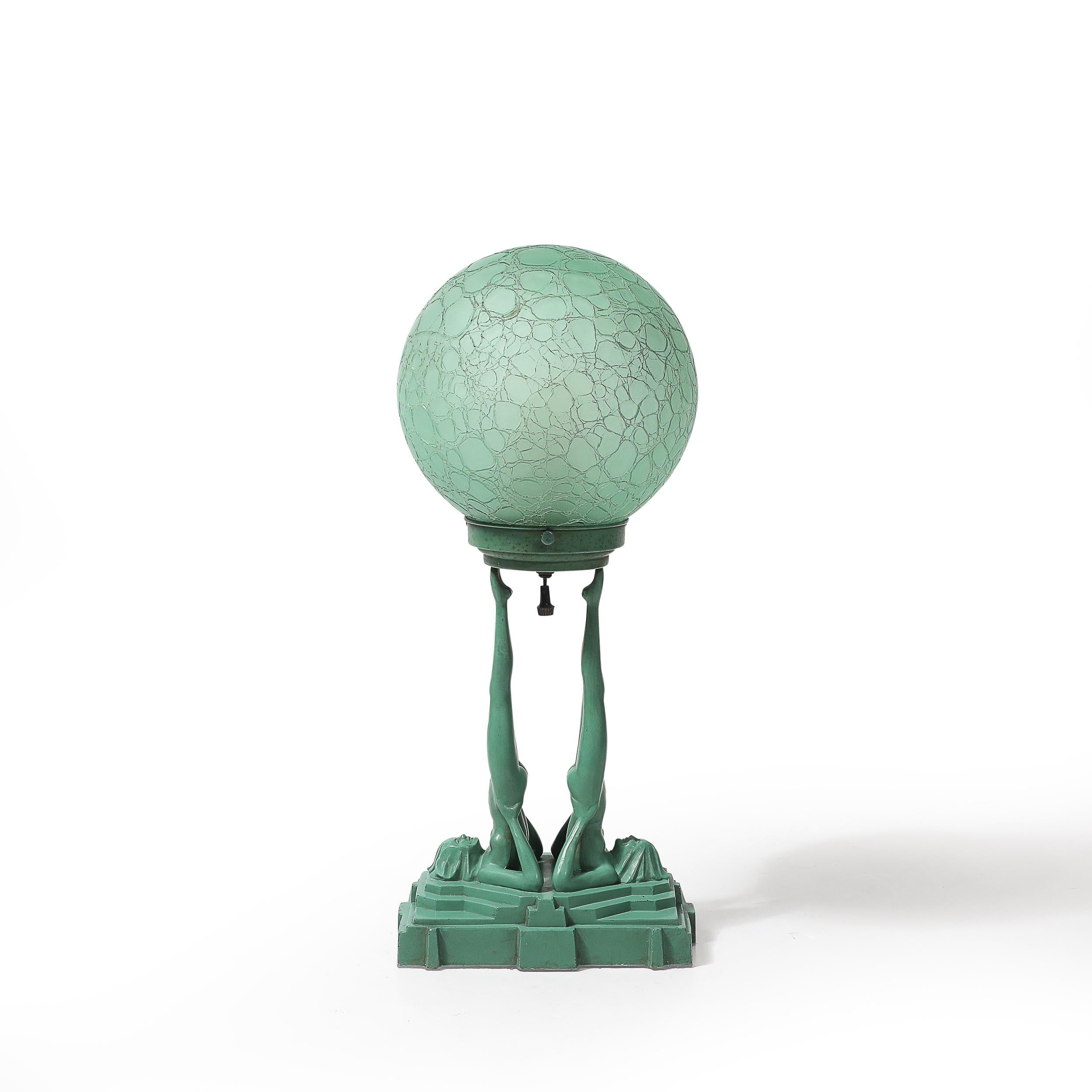 Cette étonnante lampe de table figurative Art Deco, modèle #L220, témoigne du design innovant et du savoir-faire de FrankArts, un fabricant américain réputé pour ses luminaires exceptionnels durant la période Art Deco. Datant d'environ 1935, cette