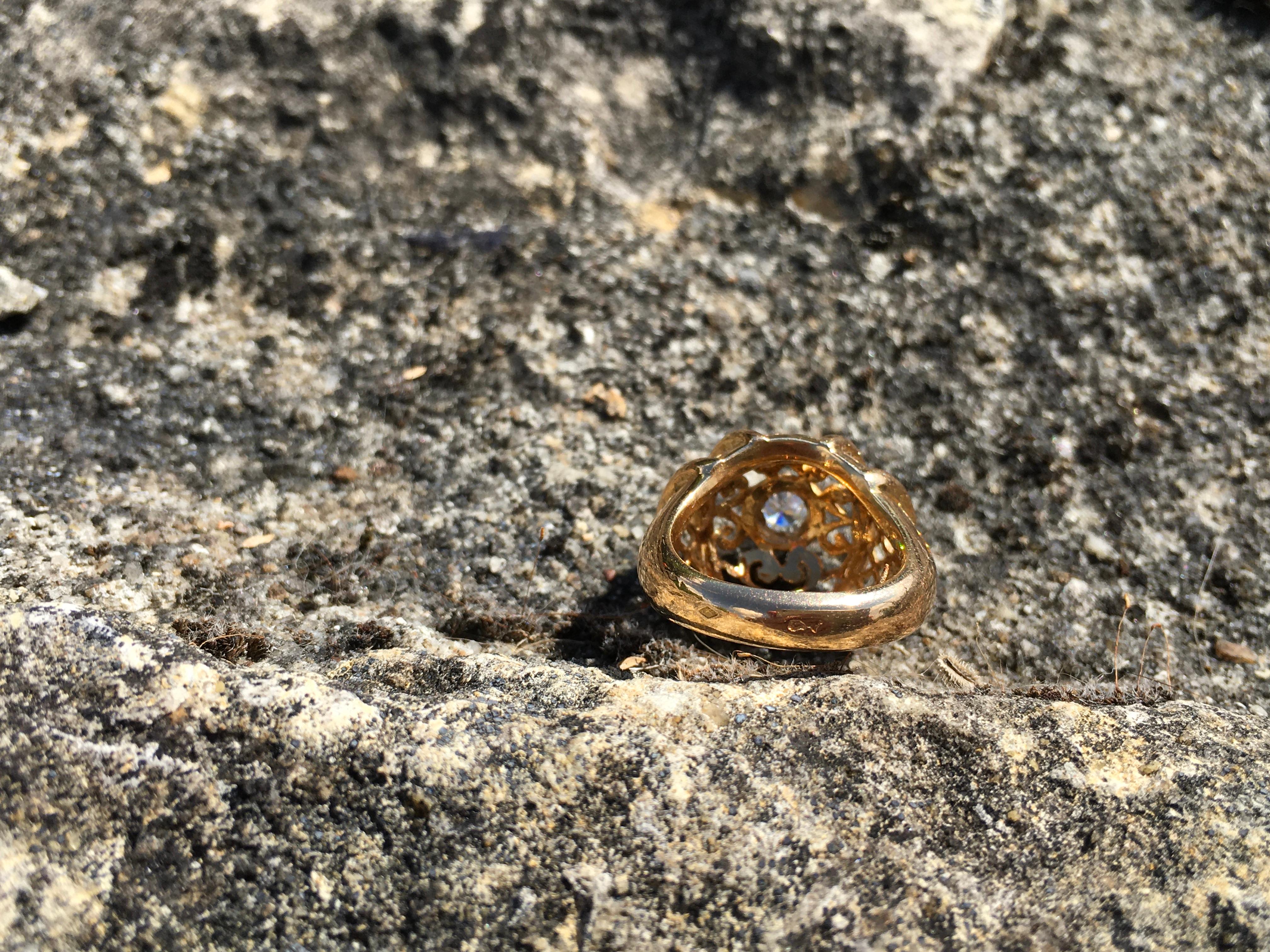 Art Deco French 18 Carat Gold Dome Ring Set with a Single Diamond In Good Condition For Sale In Dordogne, FR