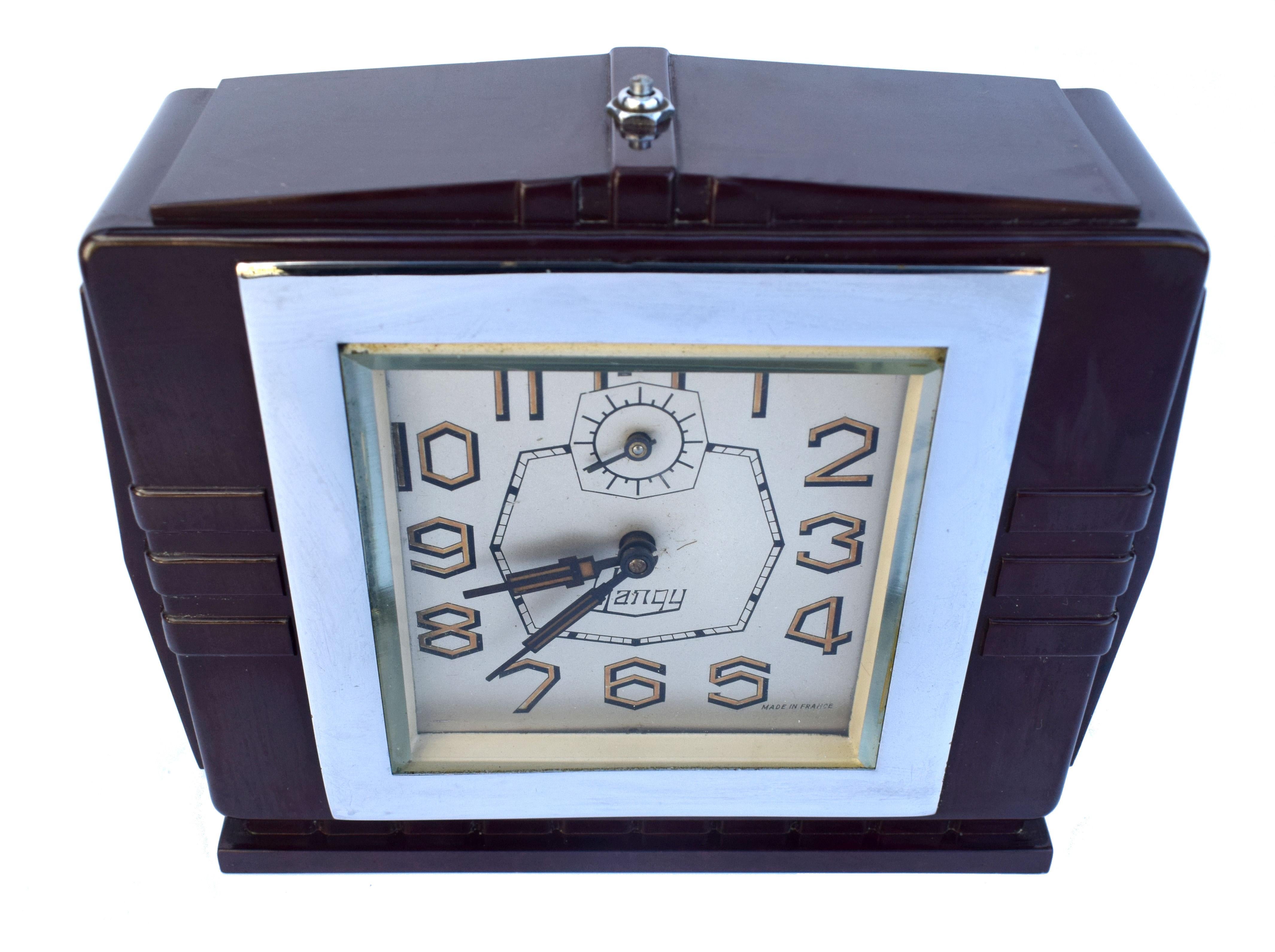 Sehr attraktiv 1930's Art Deco Bakelit Uhr mit einem sehr markanten Zifferblatt, Blangy Uhren haben immer erstaunlich gestylt Ziffern und dieses ist nicht anders. Die aus Frankreich stammende Uhr ist mit ihrem fabelhaft geformten Bakelitgehäuse der