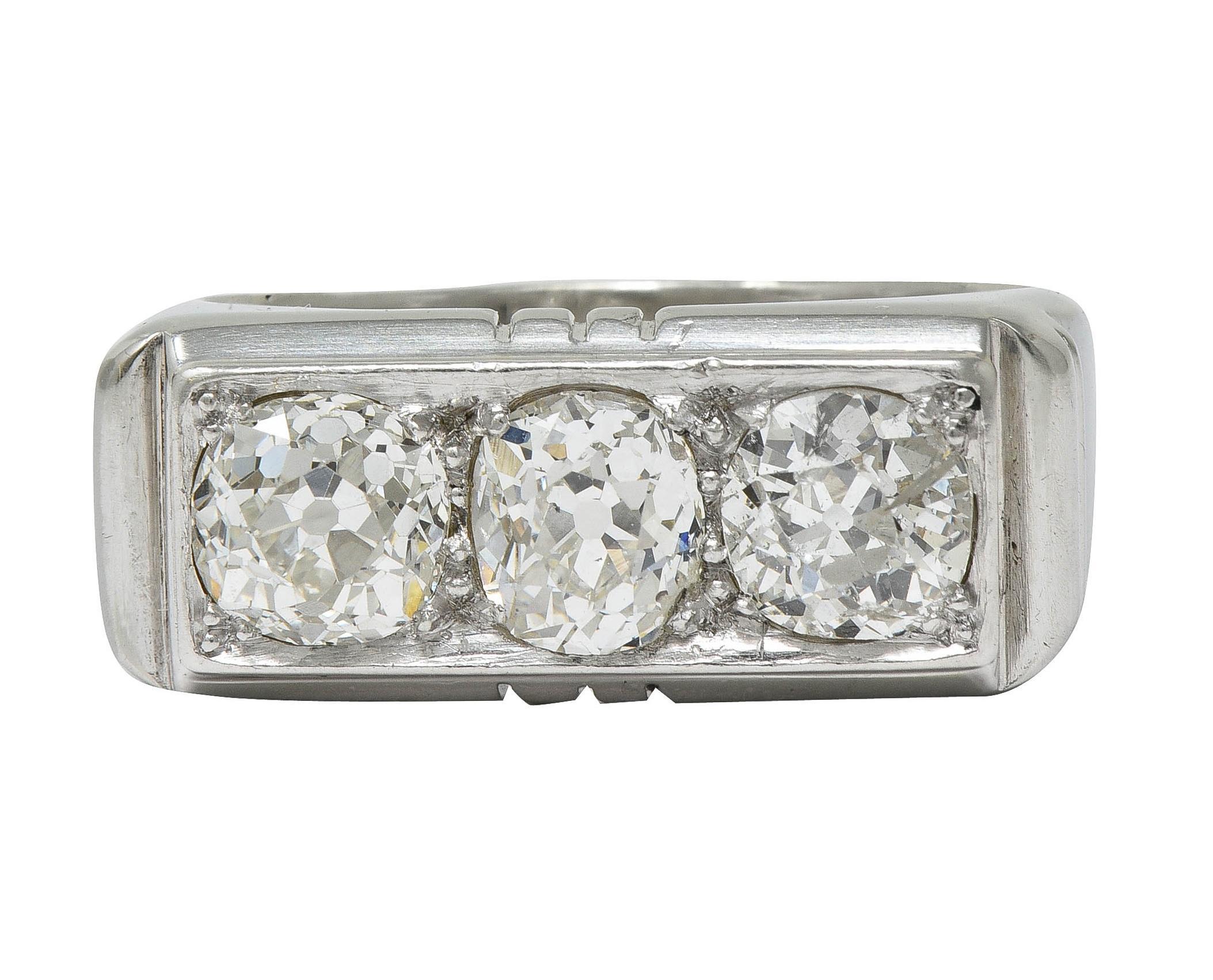 Anillo francés Art Decó de tres piedras en platino de 2,05 quilates de diamantes de mina antigua vintage