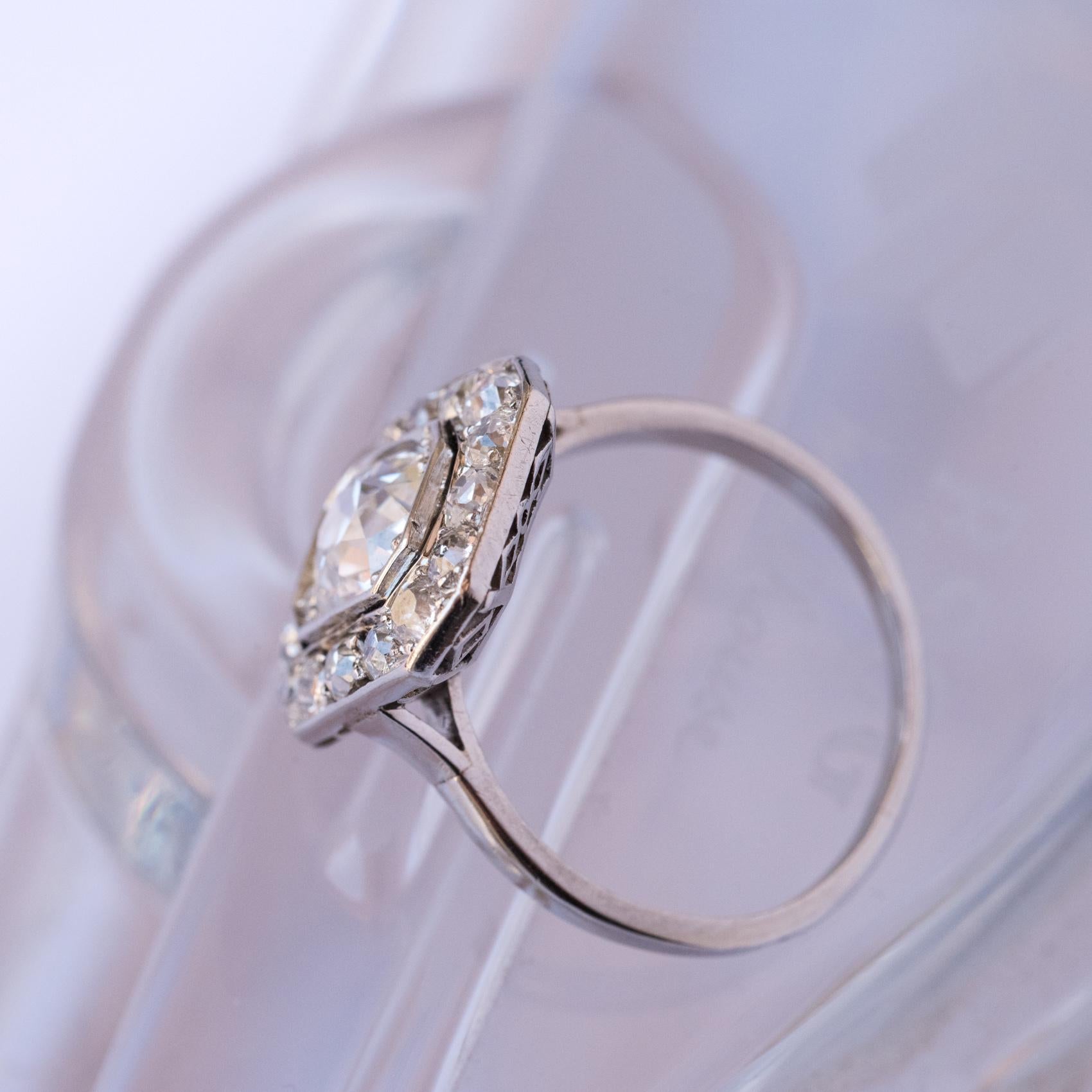 French Art Deco 2.60 Carat Diamond Platinum Ring In Excellent Condition For Sale In Poitiers, FR