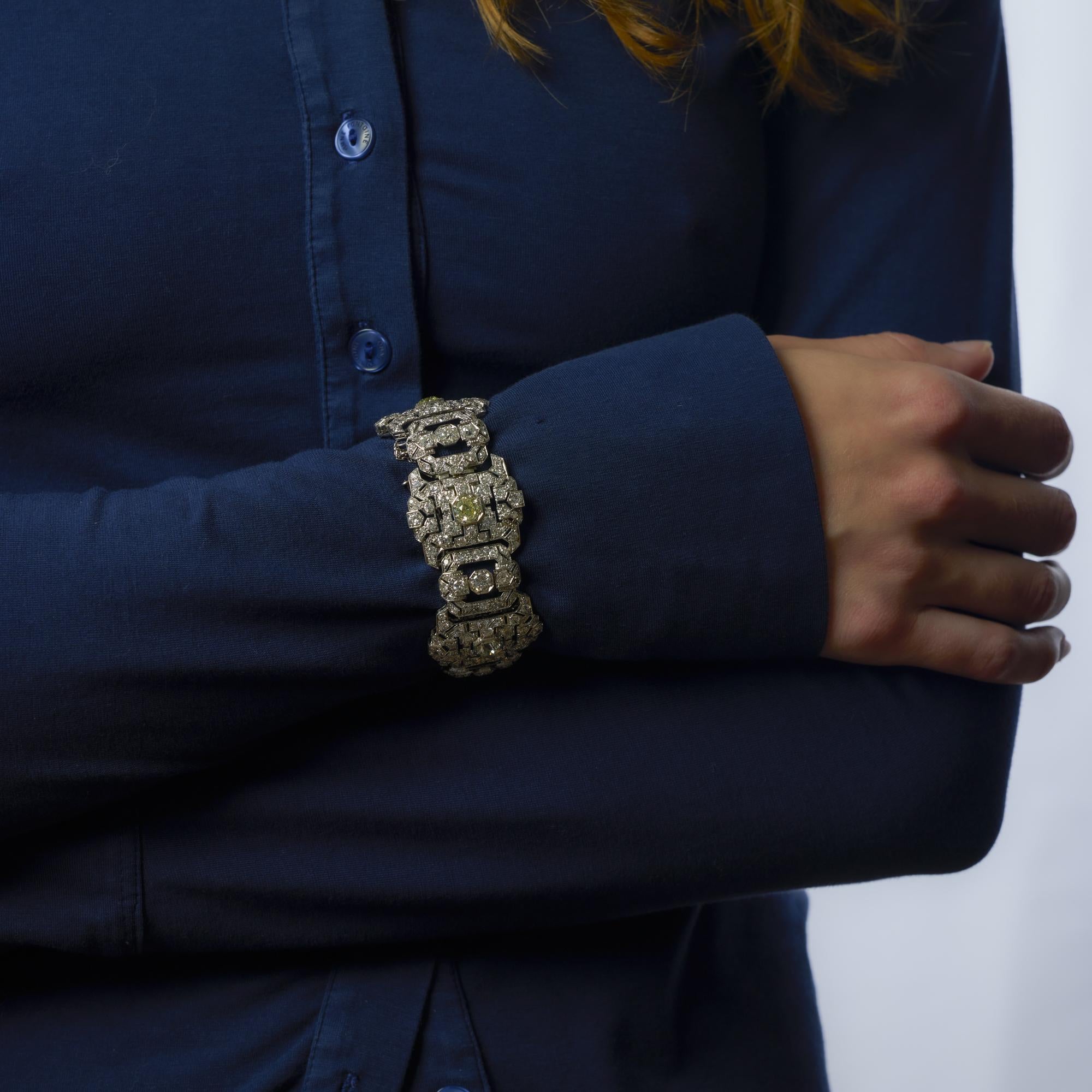 Questo squisito bracciale Art Déco in platino abbaglia con oltre 350 diamanti taglio vintage per un totale di 31 carati, magistralmente disposti in un design geometrico e simmetrico.