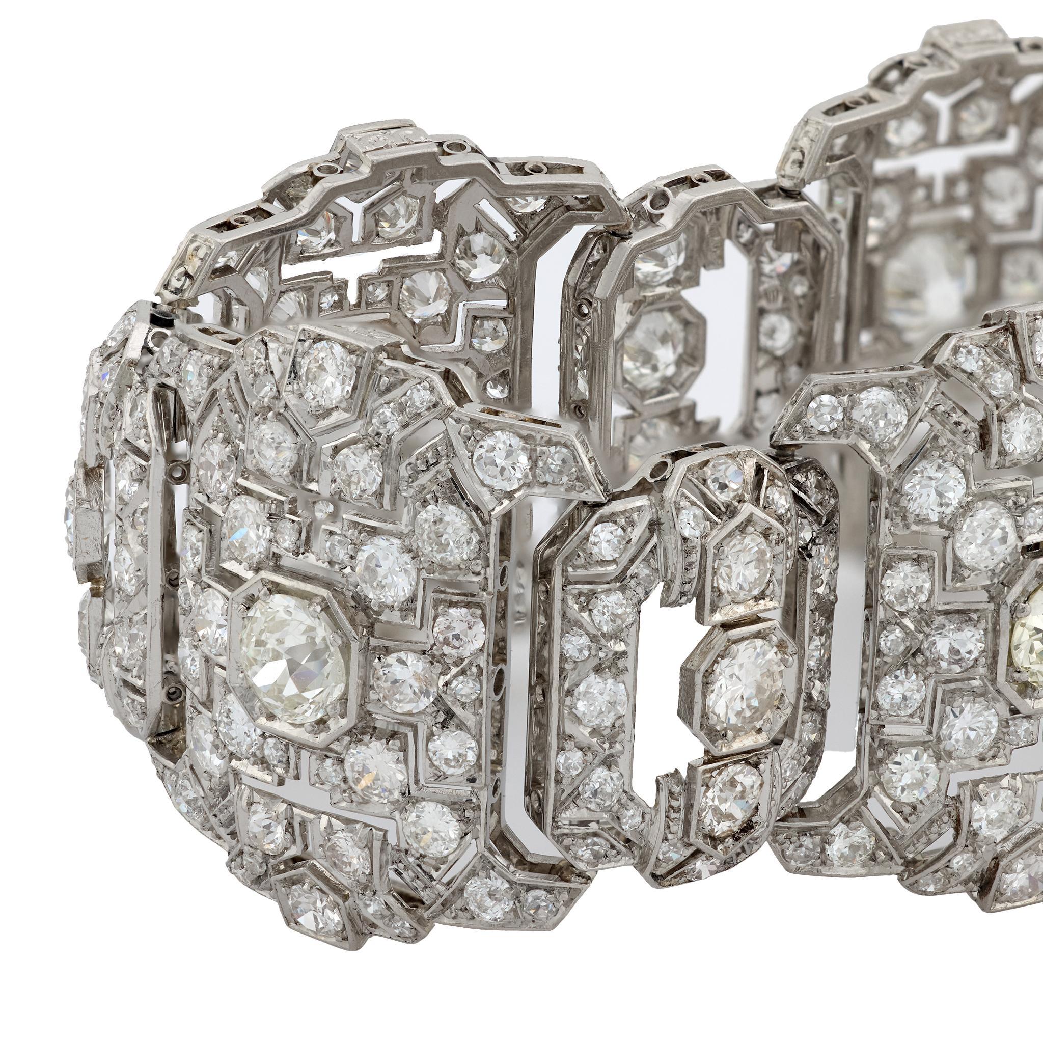 Art Déco Bracciale Art Deco francese in oro bianco 18 carati con diamante da 31 carati in vendita