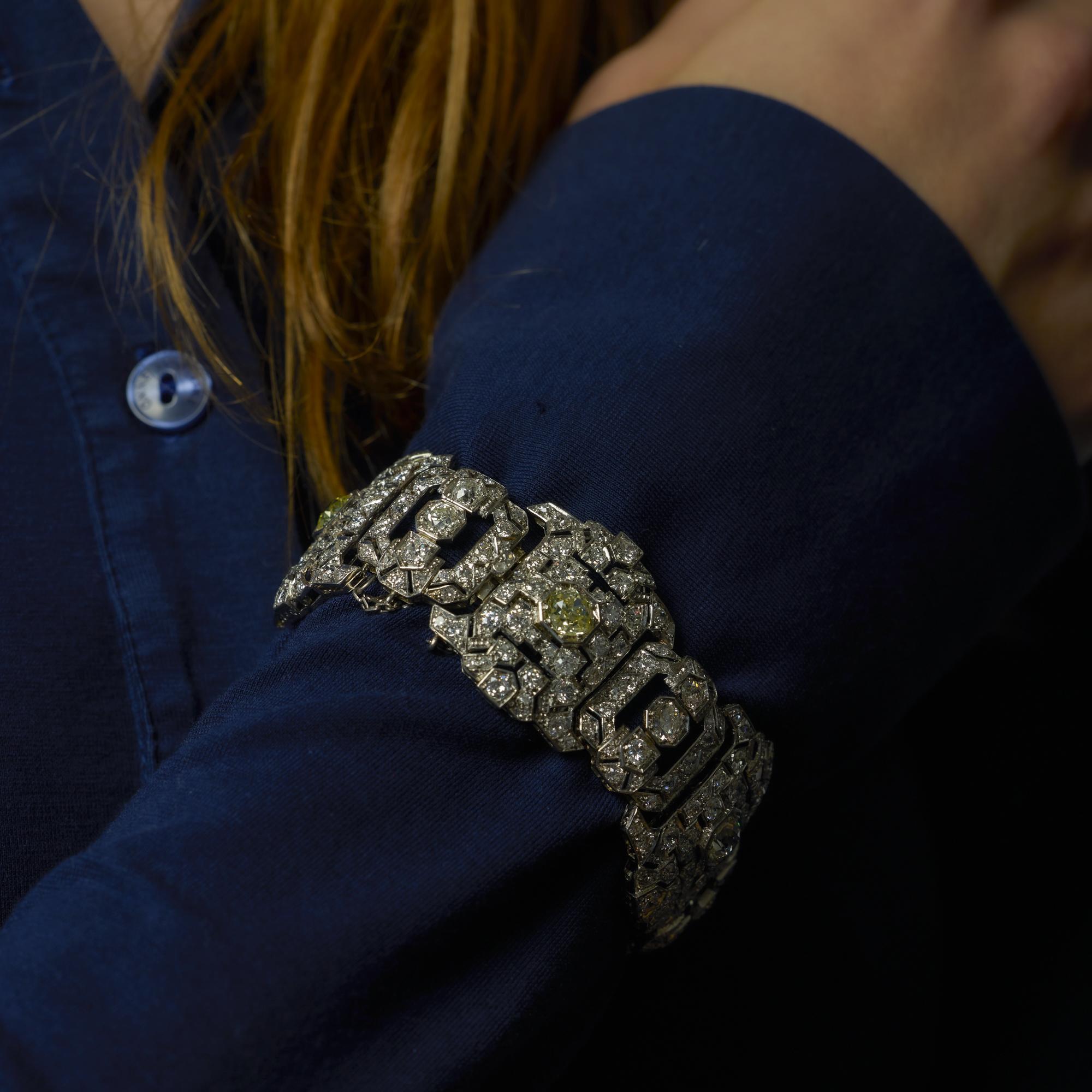 Taglio antico europeo Bracciale Art Deco francese in oro bianco 18 carati con diamante da 31 carati in vendita