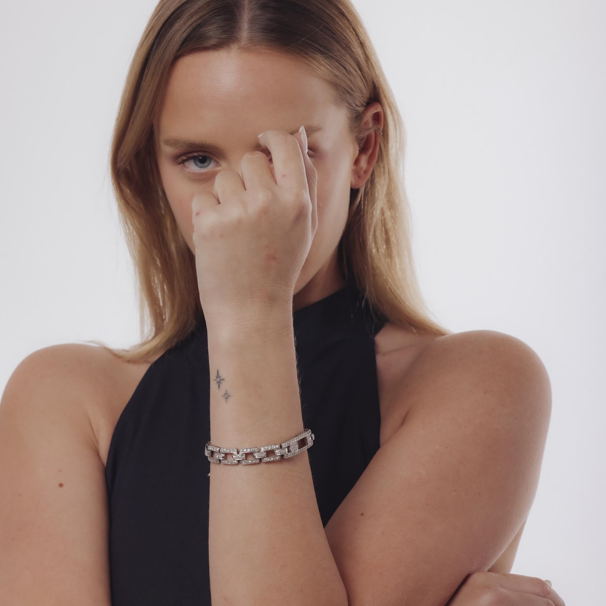 Ce bracelet Art déco des années 1930 est magnifiquement réalisé en platine avec un fermoir en or blanc 18 carats, scintillant de 154 diamants taille unique d'une valeur totale d'environ 3,10 carats. Les diamants, de couleur F-G et de pureté SI-I,