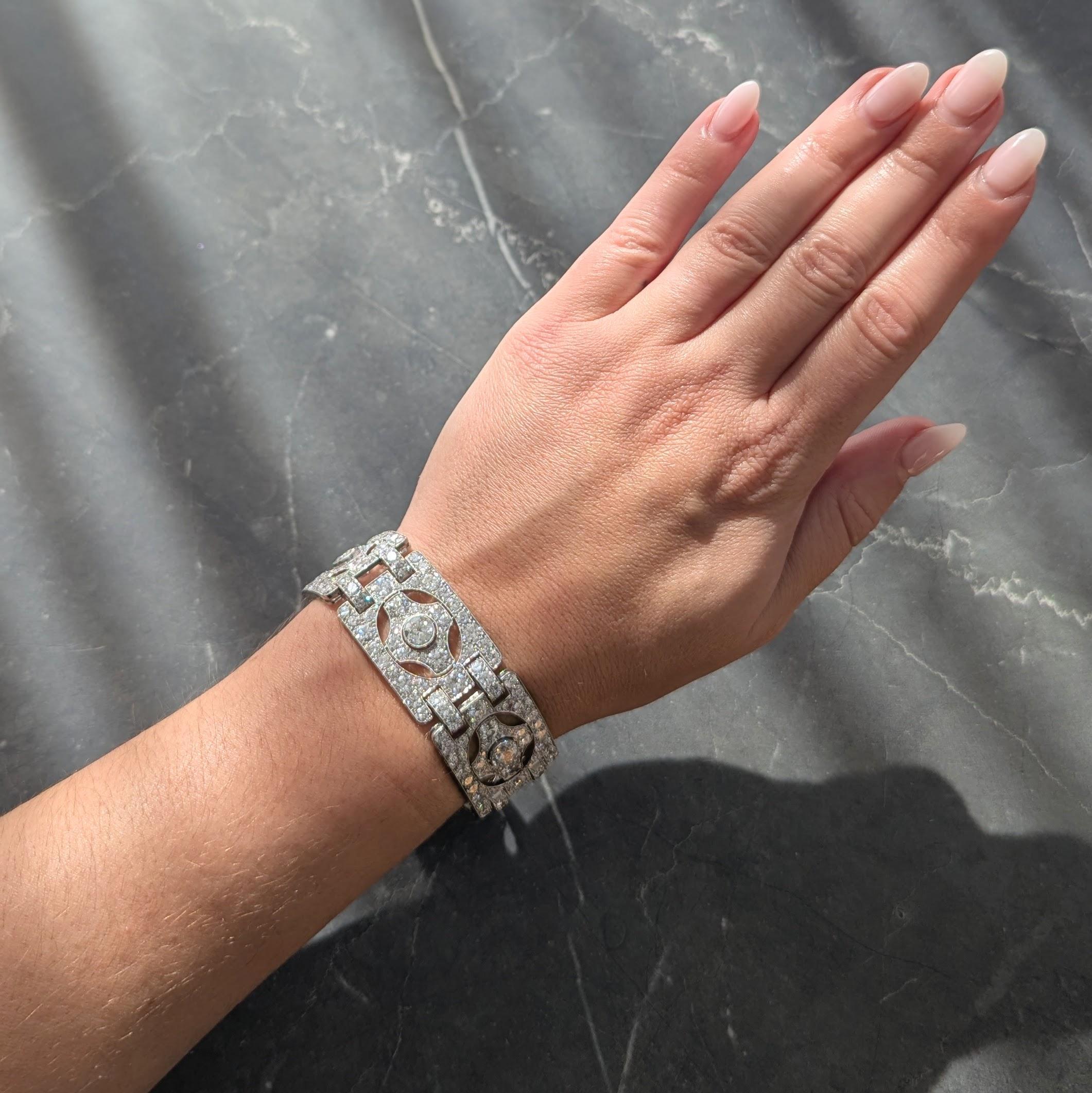 Mit Scharnieren versehene Glieder aus Platin, die mit einem Vierblattmotiv durchbrochen sind
Mit sechs Diamanten im alten europäischen Schliff in der Mitte jeder Lünette
Mit einem Gesamtgewicht von etwa 5,40 Karat - Farbe H bis J und Reinheit SI
Mit