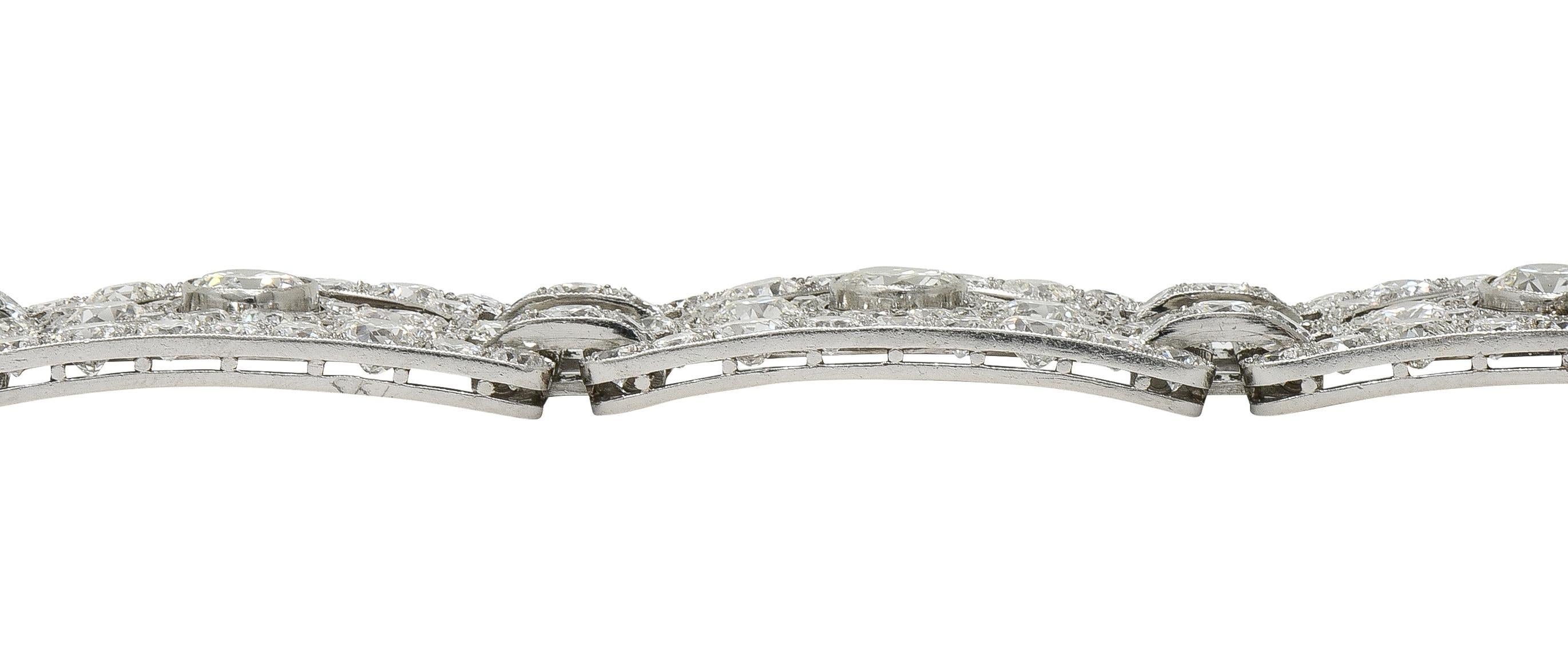 Art Deco French 39.78 CTW Diamond Platinum Vintage Geometric Panel Link Bracelet im Angebot 2